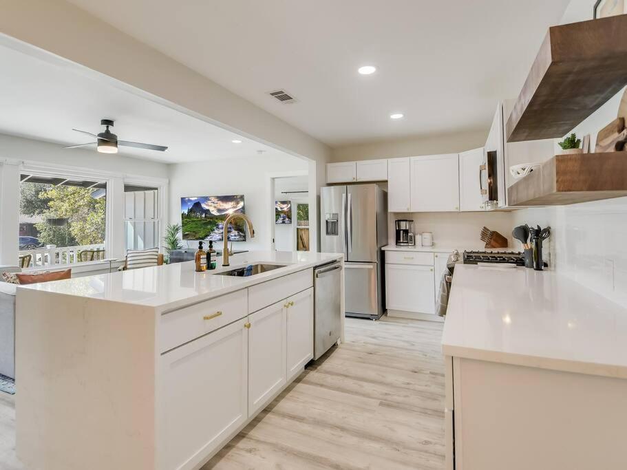 Modern Cottage+8 Guests+covered Patio+weber Grill Holiday home San Antonio