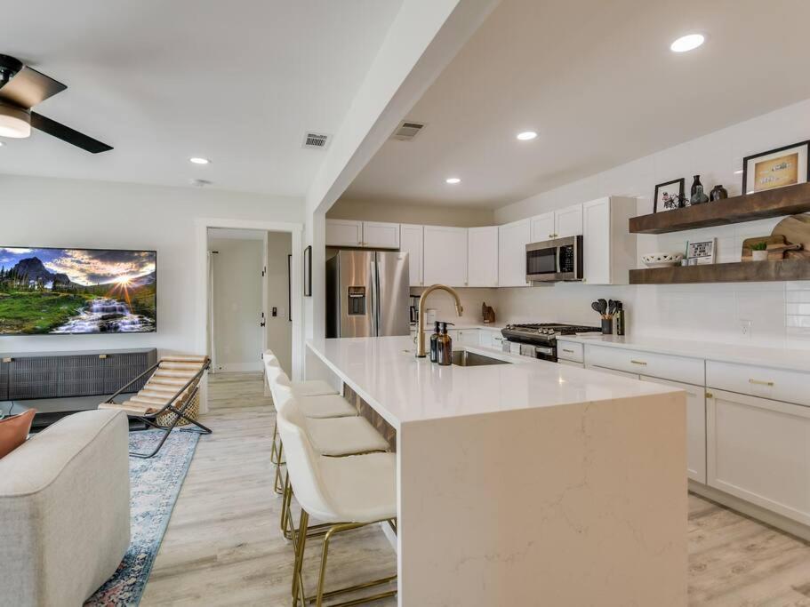 Holiday home Modern Cottage+8 Guests+covered Patio+weber Grill San Antonio