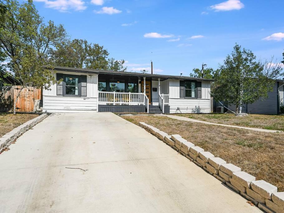 Modern Cottage+8 Guests+covered Patio+weber Grill Holiday home San Antonio