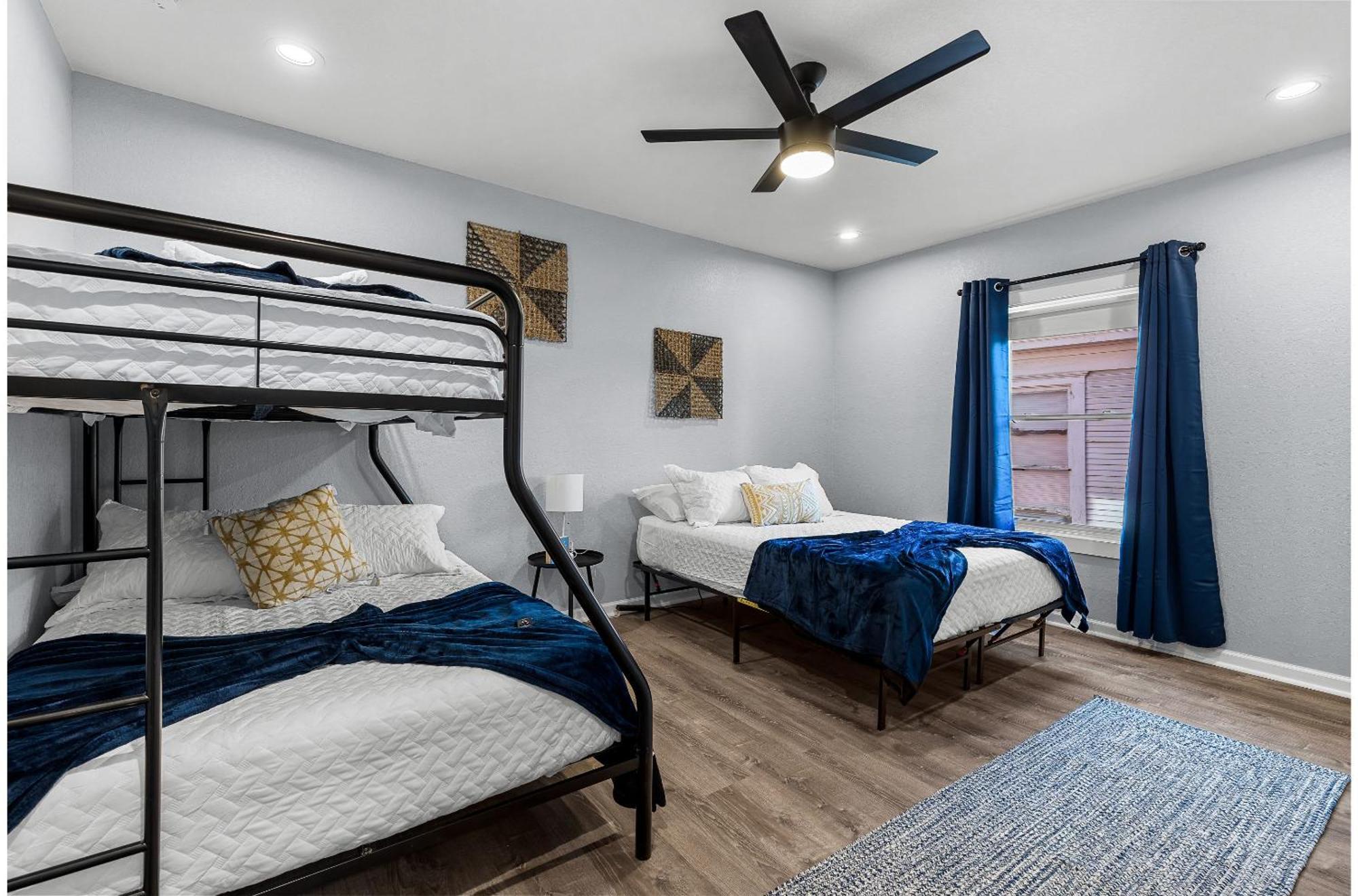 Holiday home Inviting 4br2.5ba Downtown With Ample Space