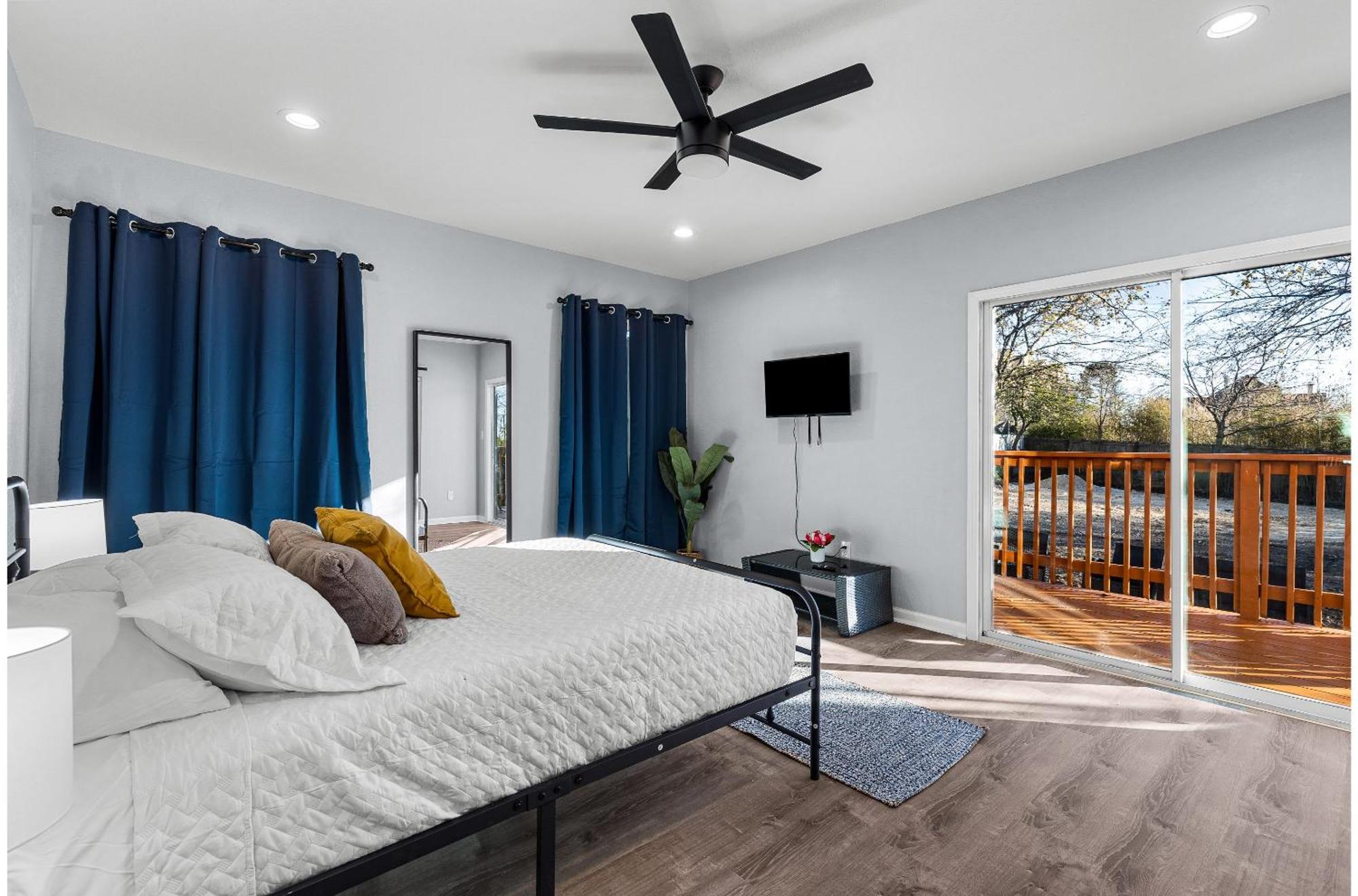 Holiday home Inviting 4br2.5ba Downtown With Ample Space *