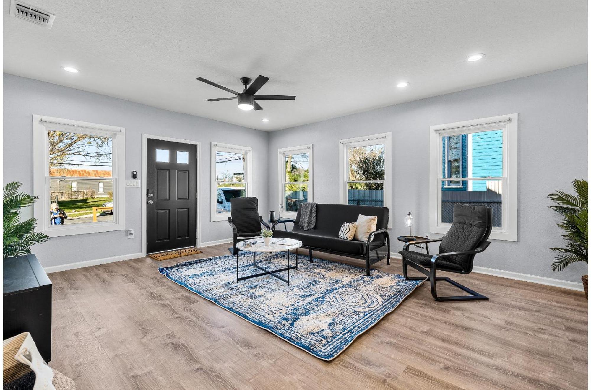 Inviting 4br2.5ba Downtown With Ample Space *