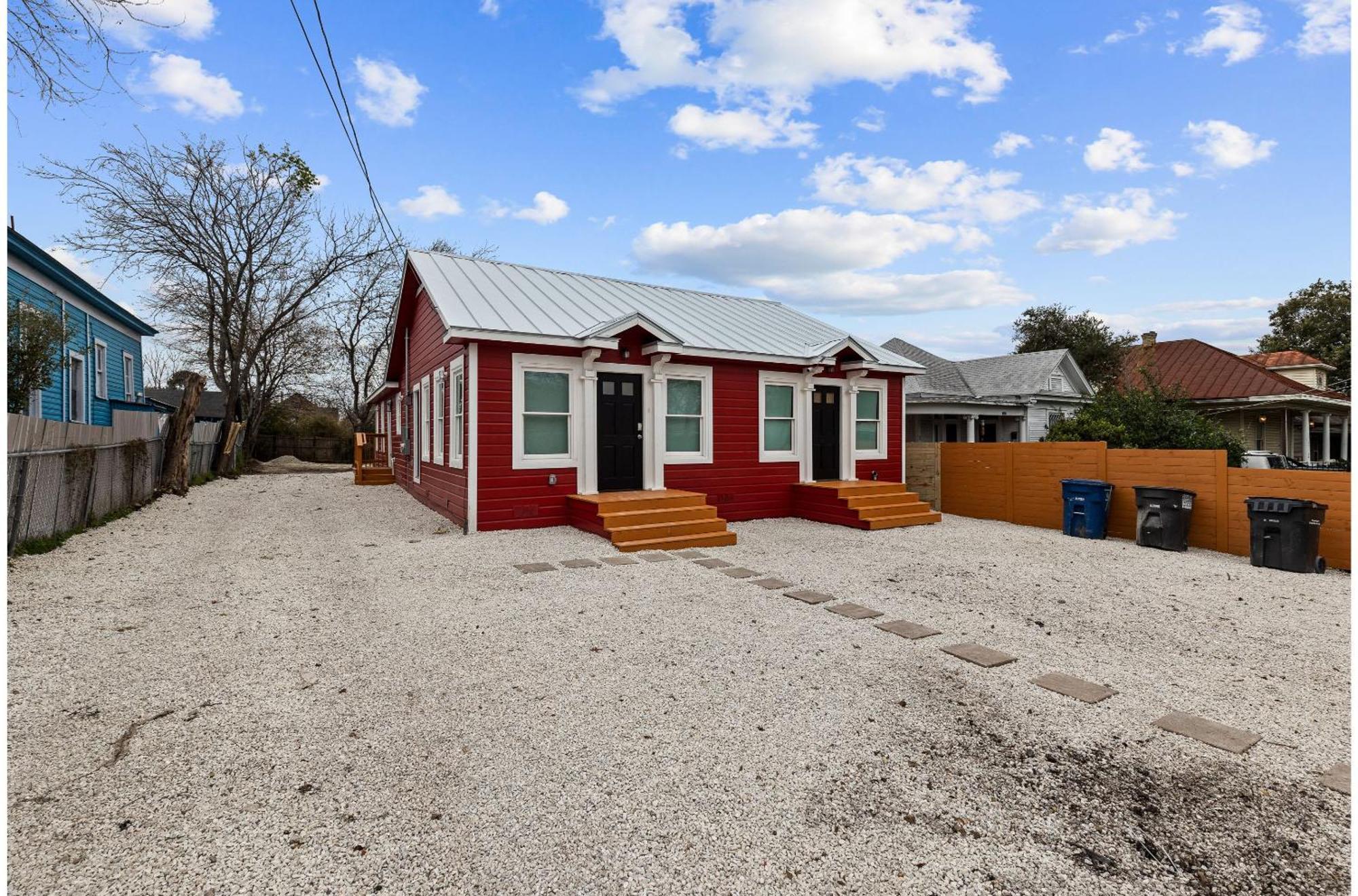 Inviting 4br2.5ba Downtown With Ample Space