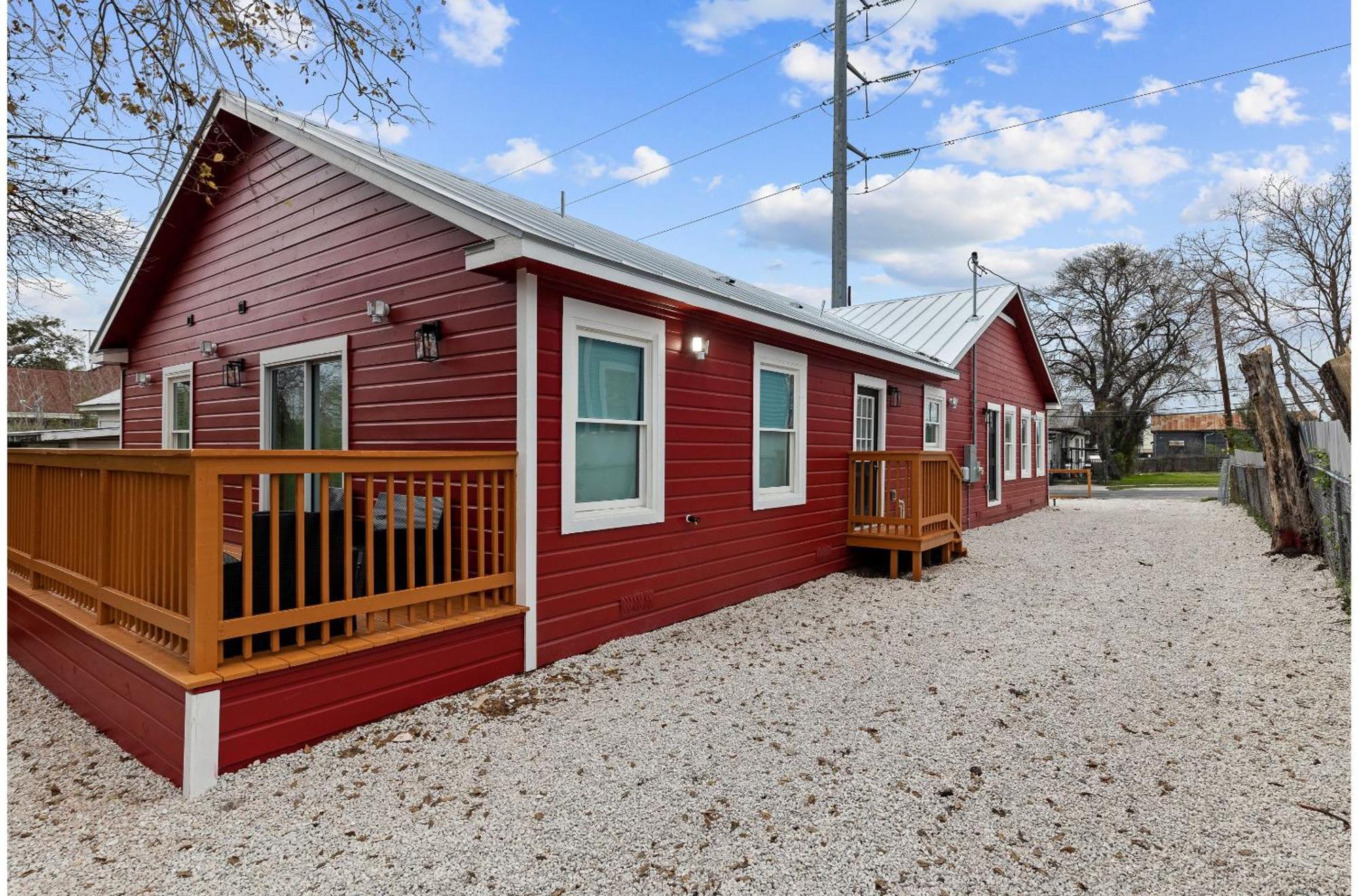Holiday home Inviting 4br2.5ba Downtown With Ample Space