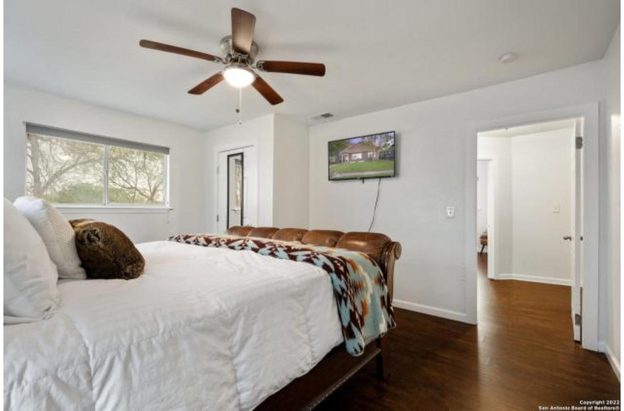Experience Serenity In A 4br3ba Downtown *
