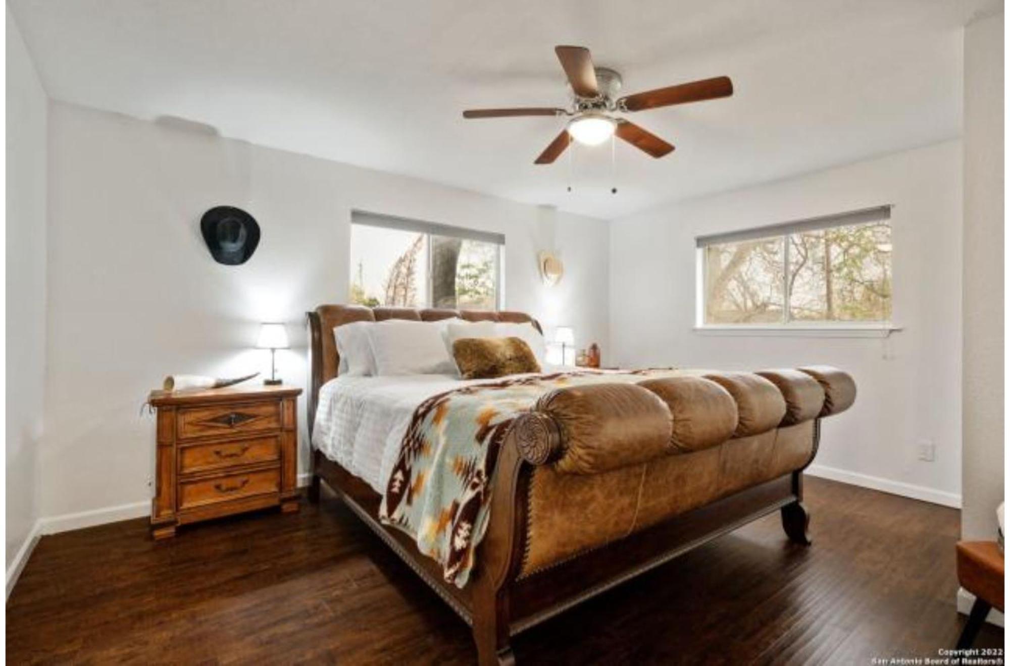 Experience Serenity In A 4br3ba Downtown
