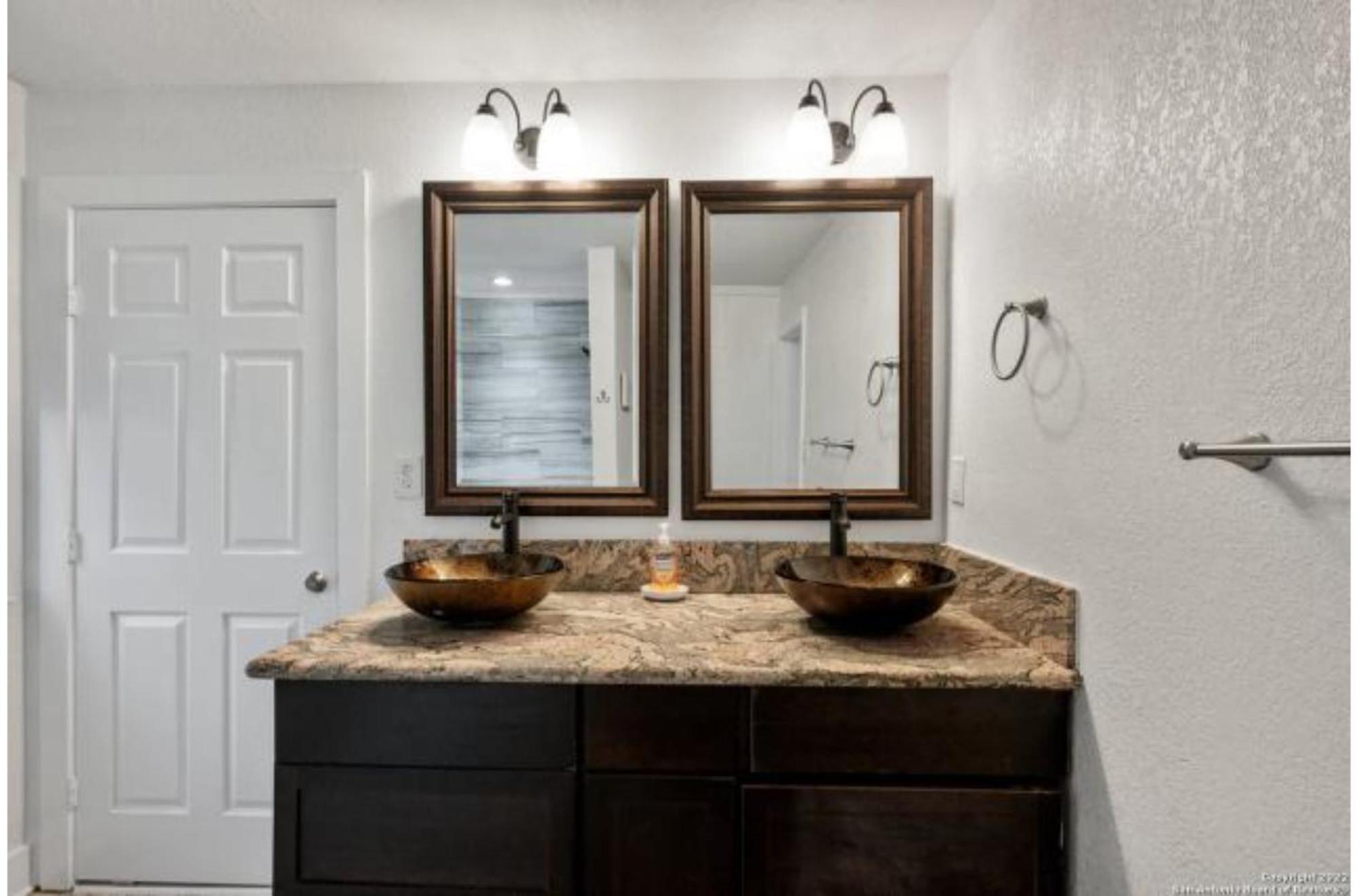 Experience Serenity In A 4br3ba Downtown Holiday home *