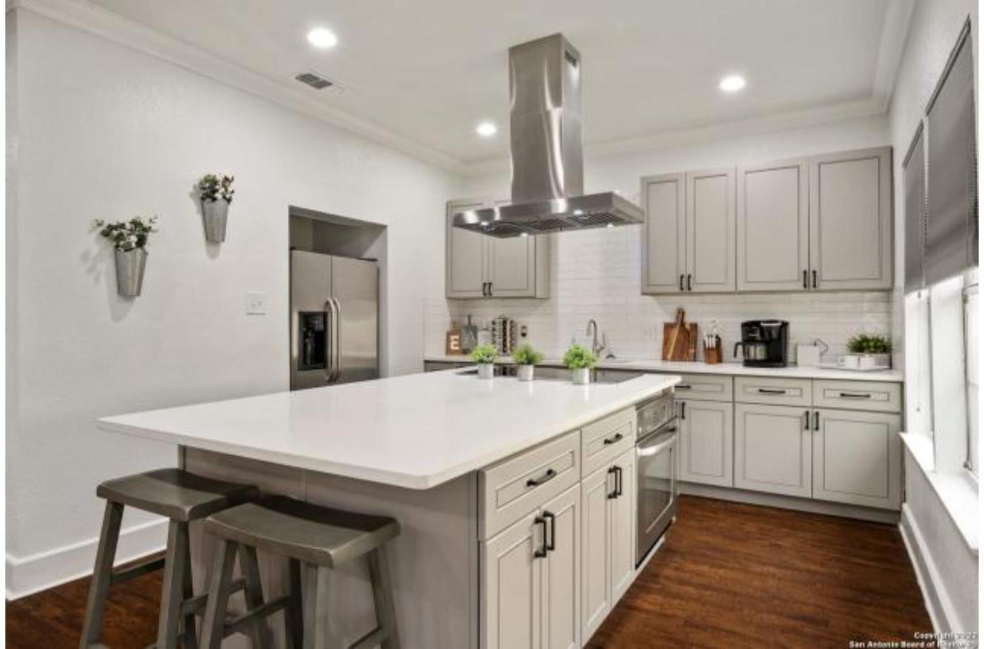 Experience Serenity In A 4br3ba Downtown Holiday home