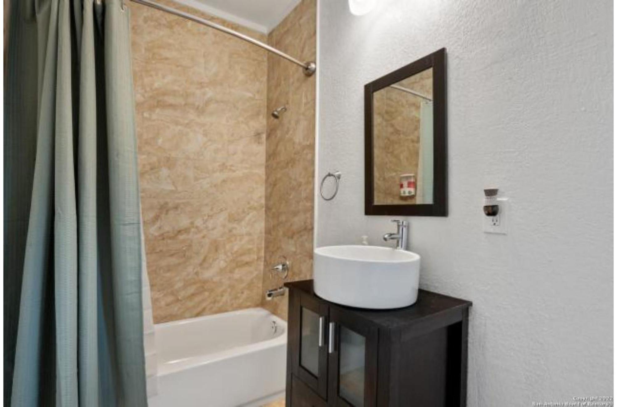 Experience Serenity In A 4br3ba Downtown