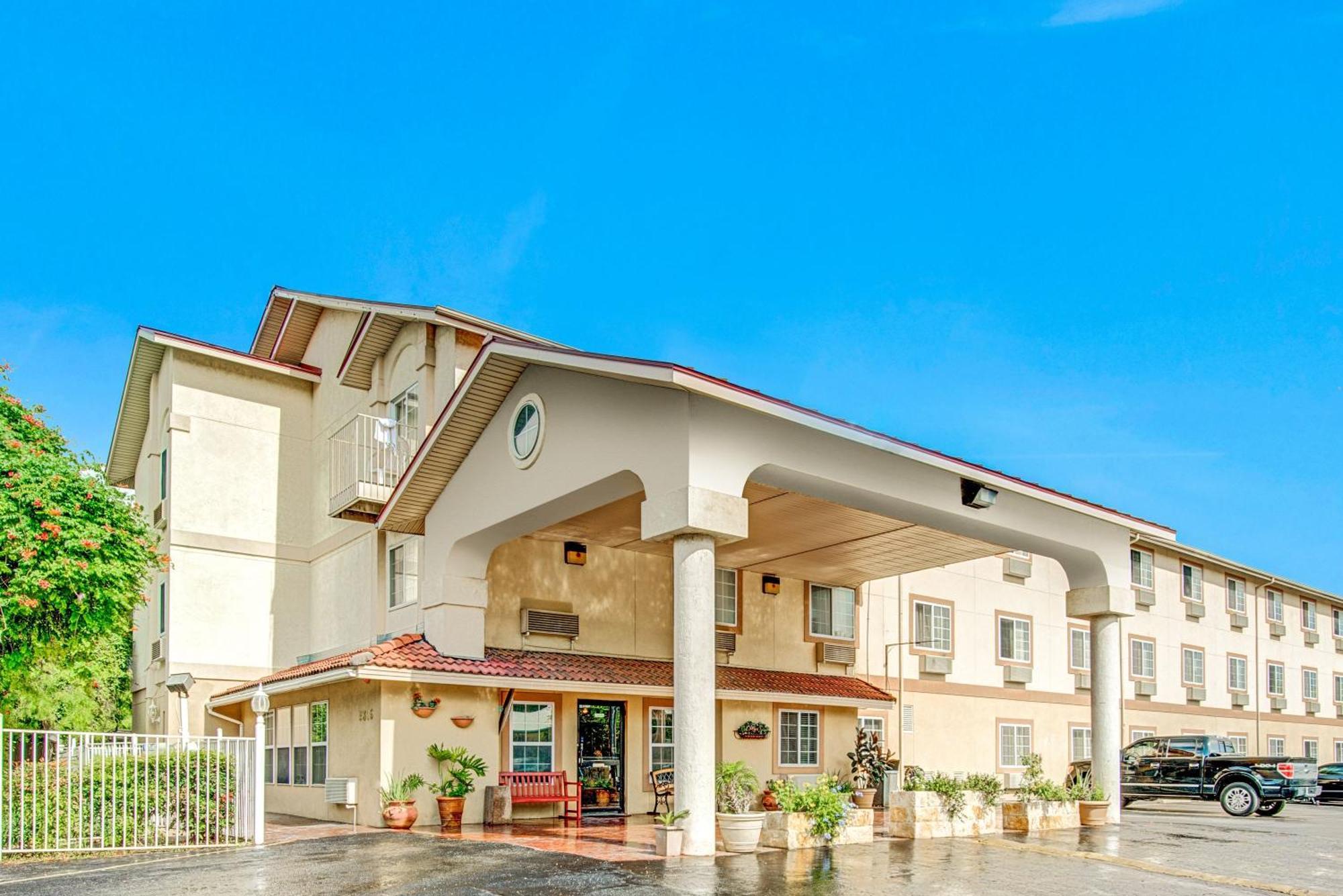 Super 8 By Wyndham San Antonio/fiesta Hotel