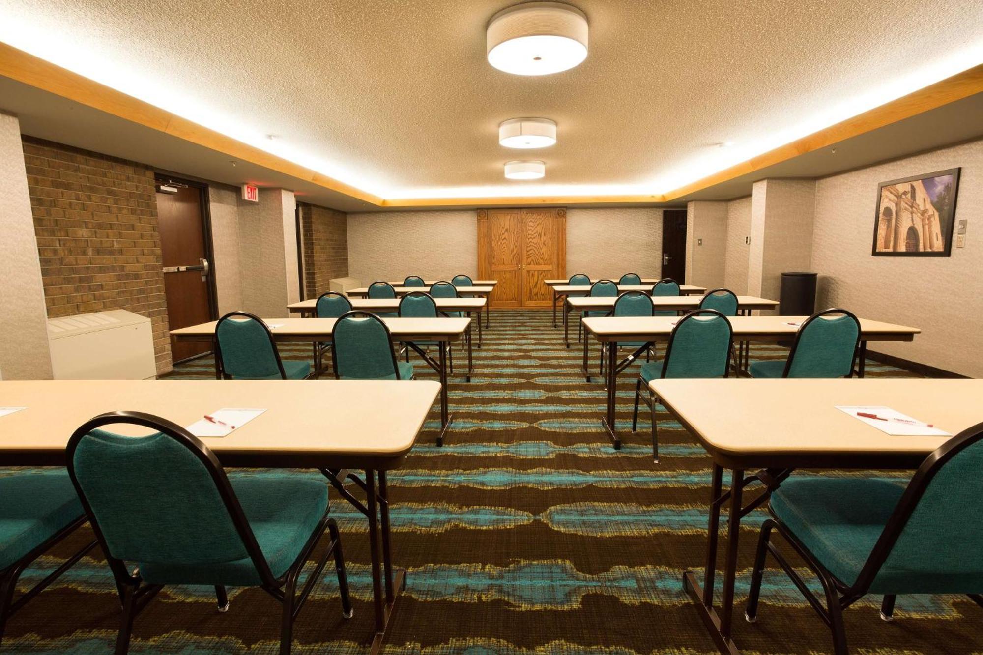 Hotel Pear Tree Airport 2*