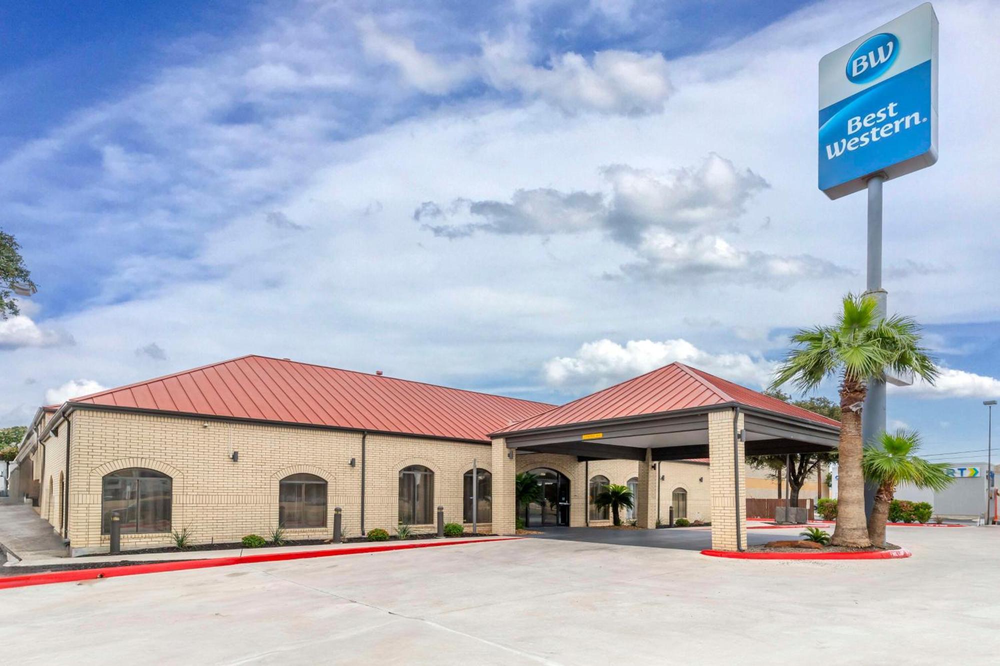 Western Near Lackland Afb Seaworld 3*