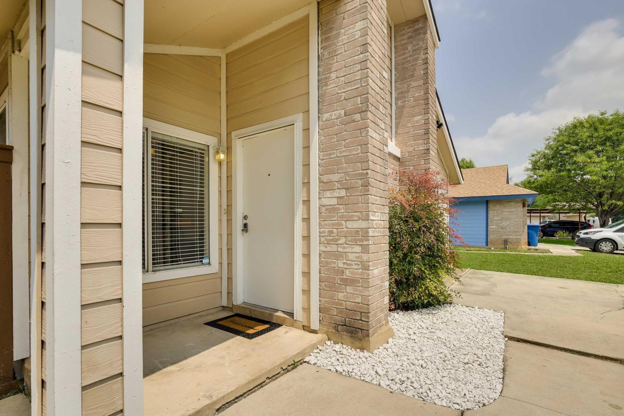 Sunny With Backyard And Patio! * San Antonio
