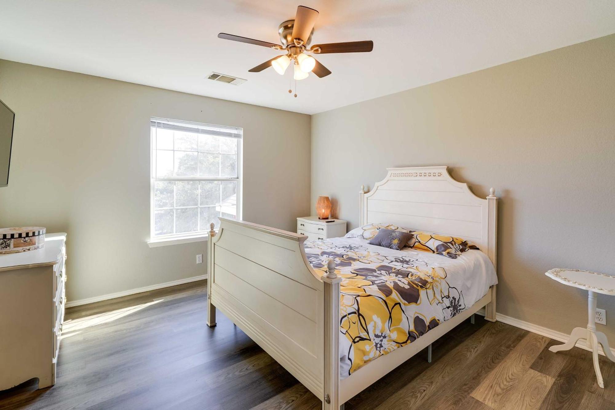 With Hot Tub - 1 Mi To Seaworld Holiday home San Antonio