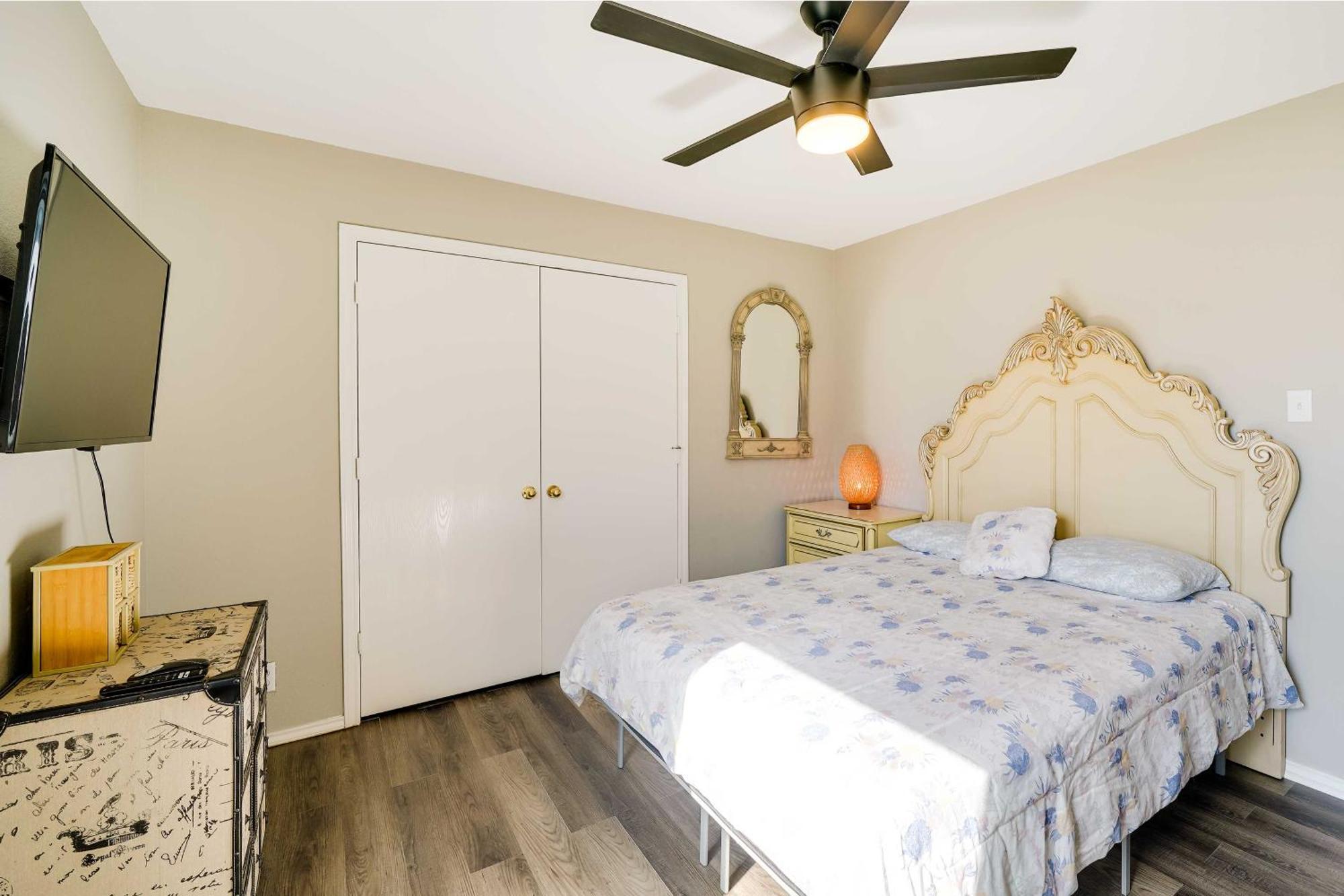 With Hot Tub - 1 Mi To Seaworld Holiday home