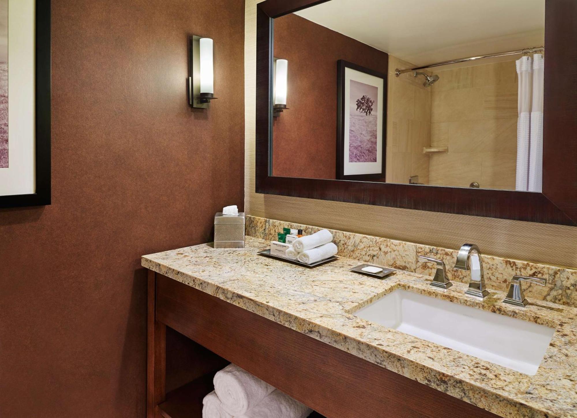 Doubletree By Hilton Airport Hotel 3*