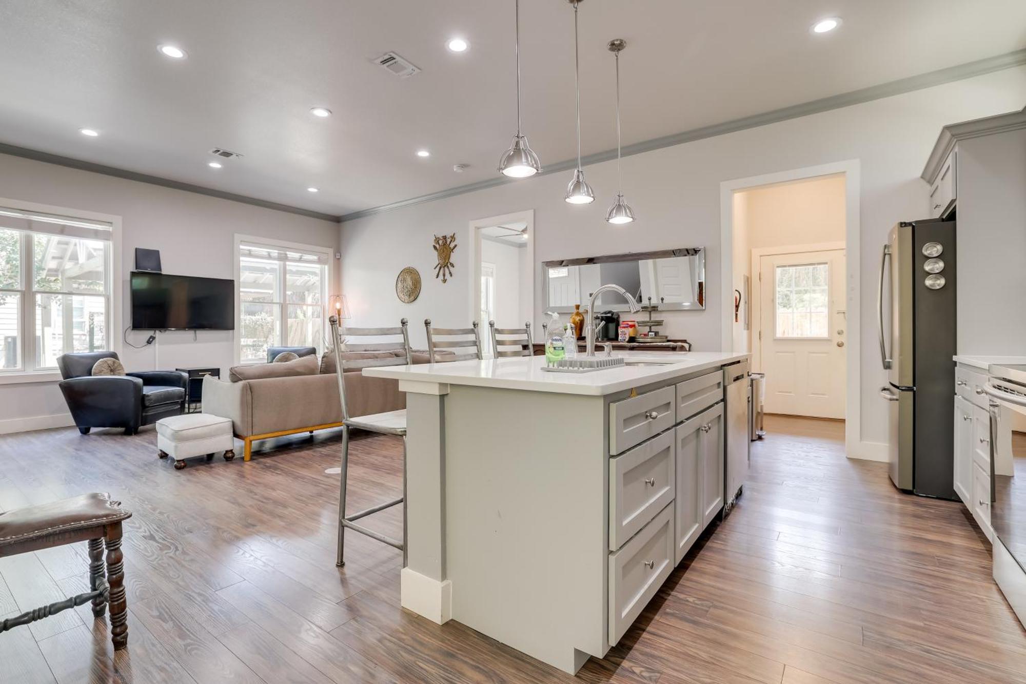 Modern Less Than 1 Mi To Dwtn With Yard! * San Antonio