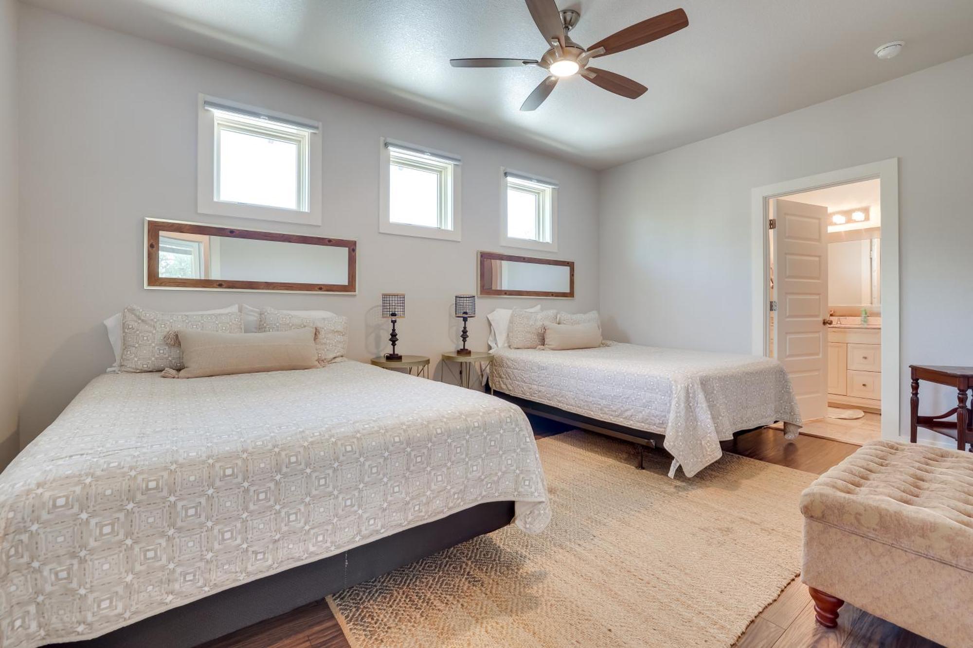Modern Less Than 1 Mi To Dwtn With Yard! Holiday home San Antonio