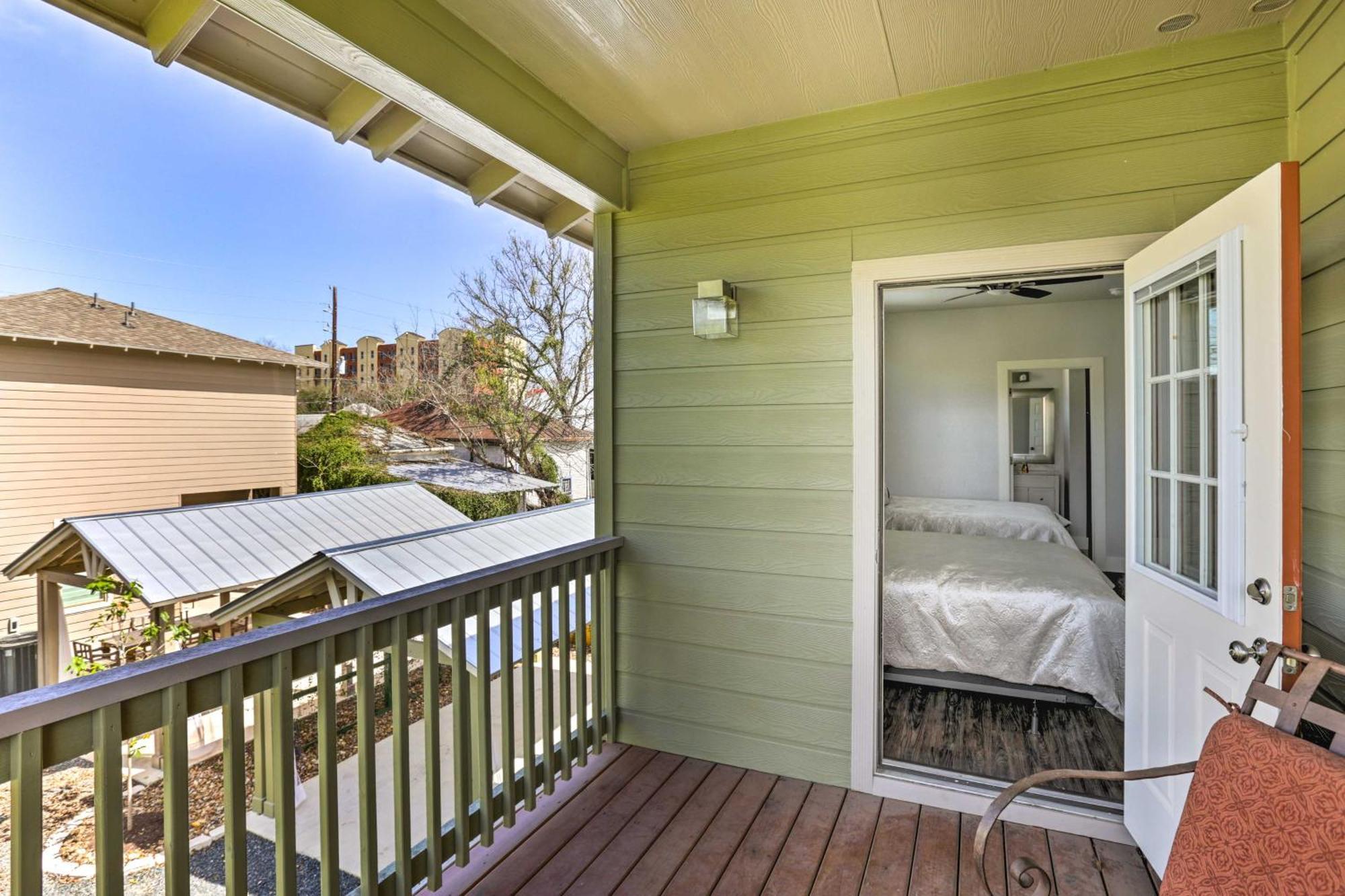 Modern Less Than 1 Mi To Dwtn With Yard! Holiday home San Antonio