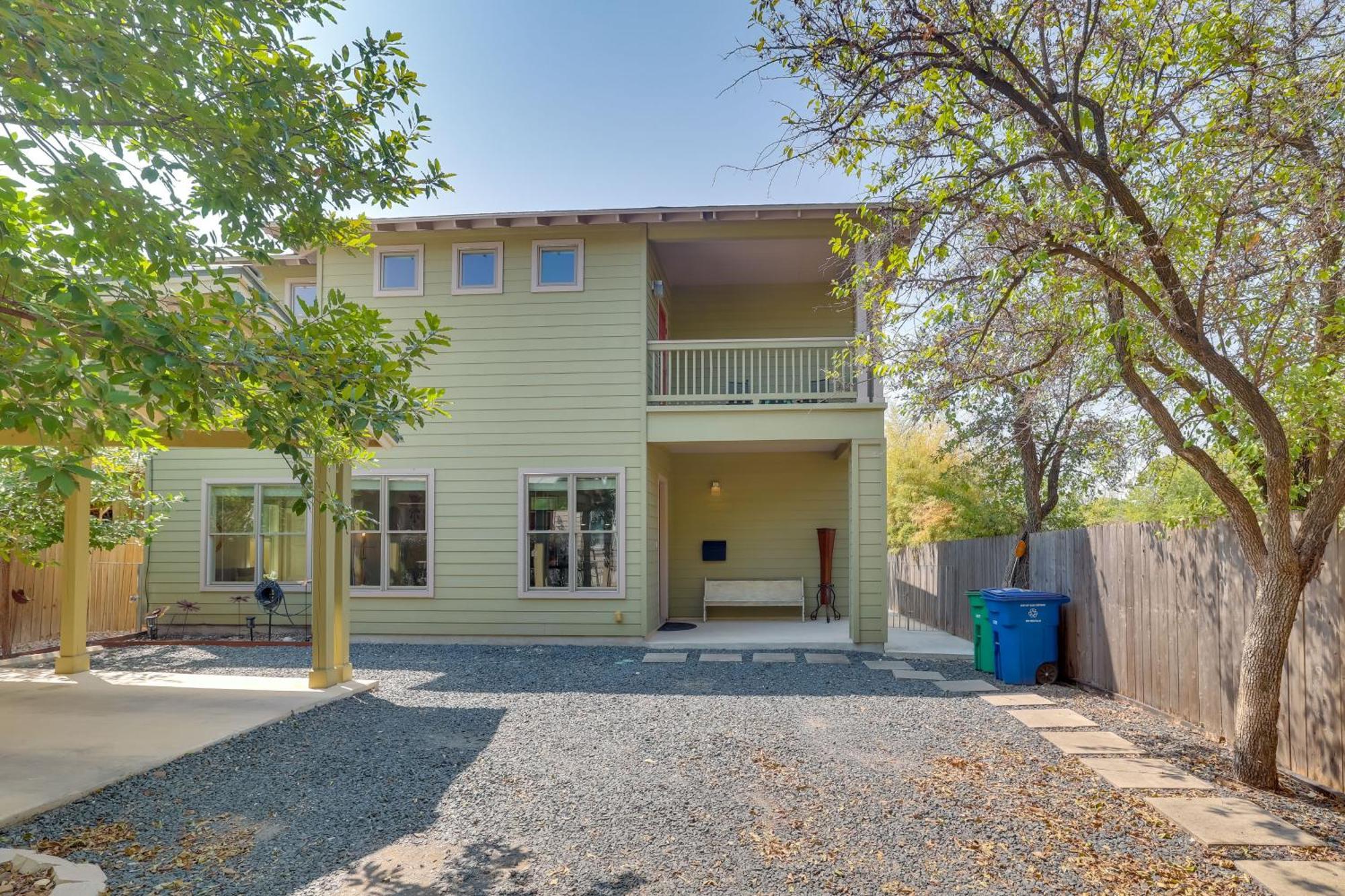 Holiday home Modern Less Than 1 Mi To Dwtn With Yard!