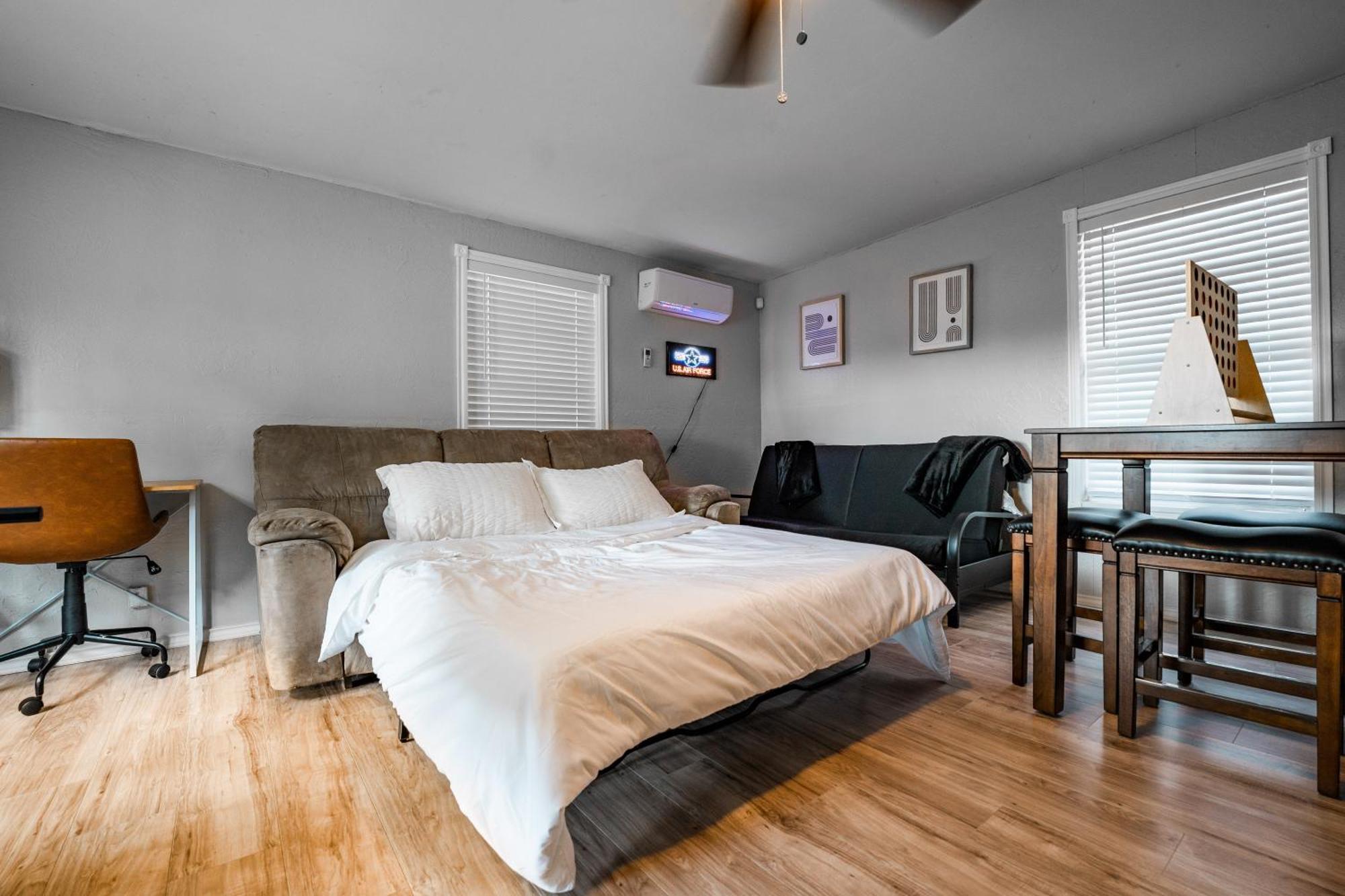 Cozy 3 Bedroom With Hot Tub 2 Min Away From Lackland Holiday home