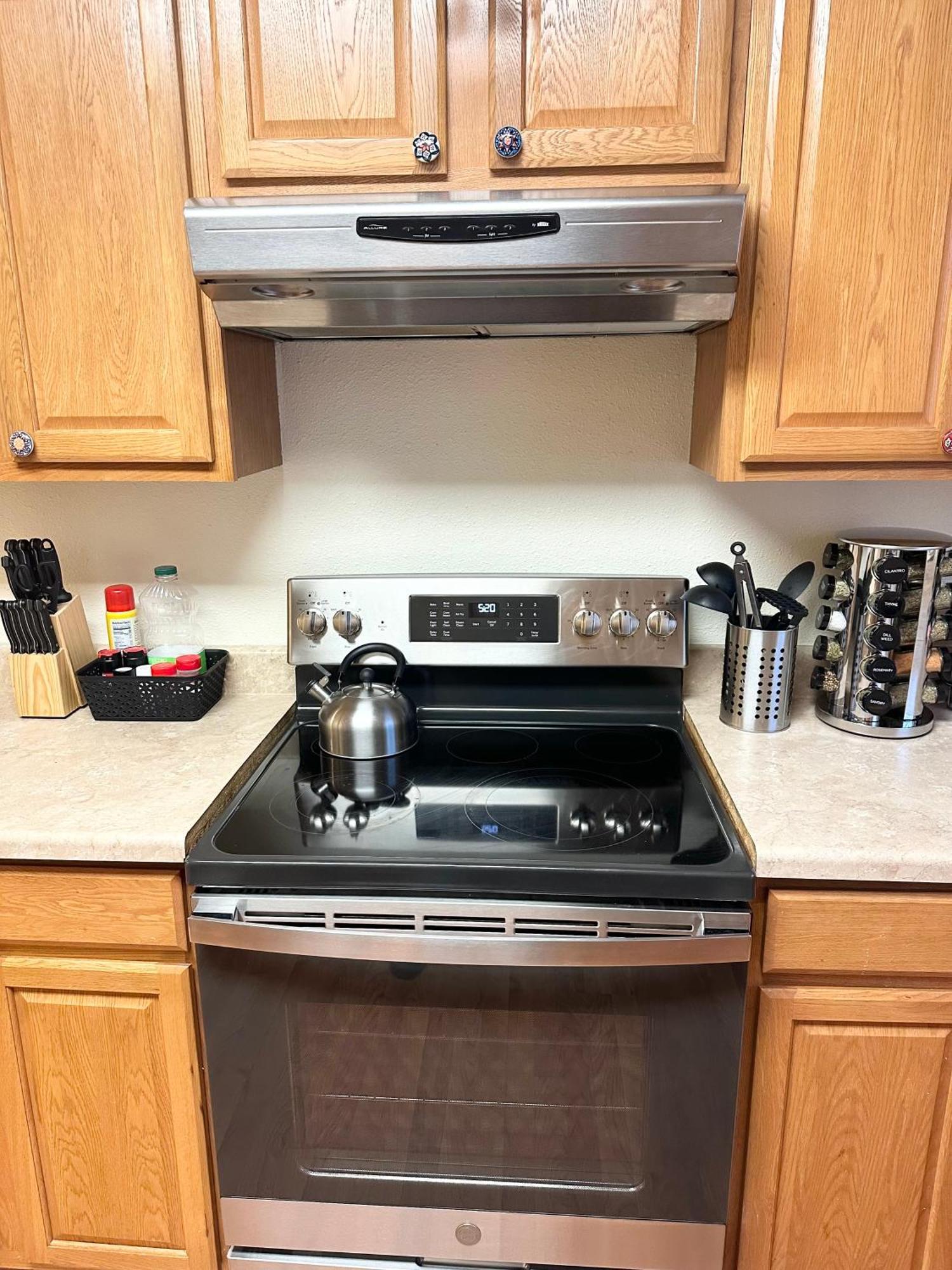 Minutes To Riverwalk, Sleeps 12, Pets Welcome! Holiday home *