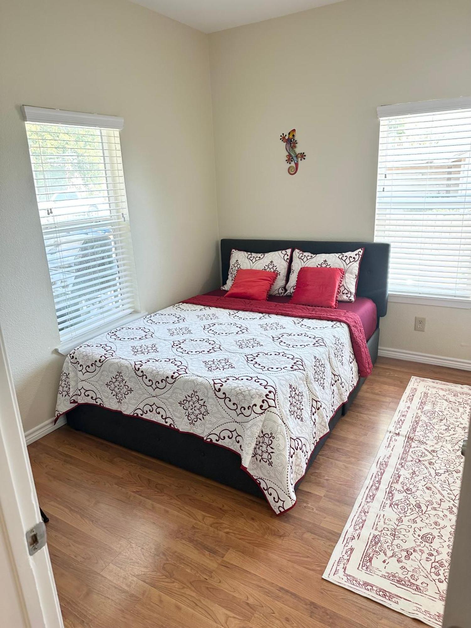 Minutes To Riverwalk, Sleeps 12, Pets Welcome! * San Antonio