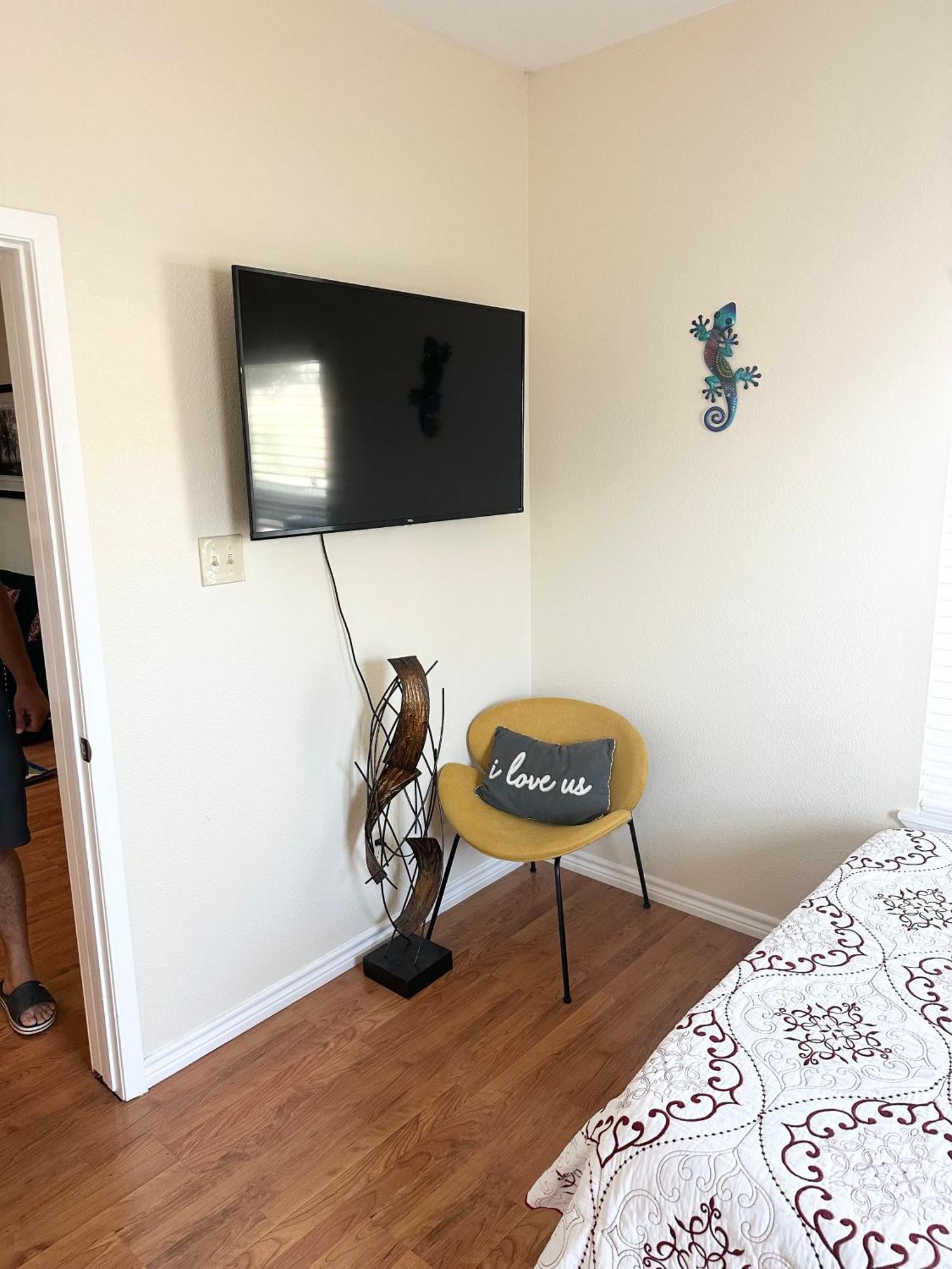 Minutes To Riverwalk, Sleeps 12, Pets Welcome! Holiday home