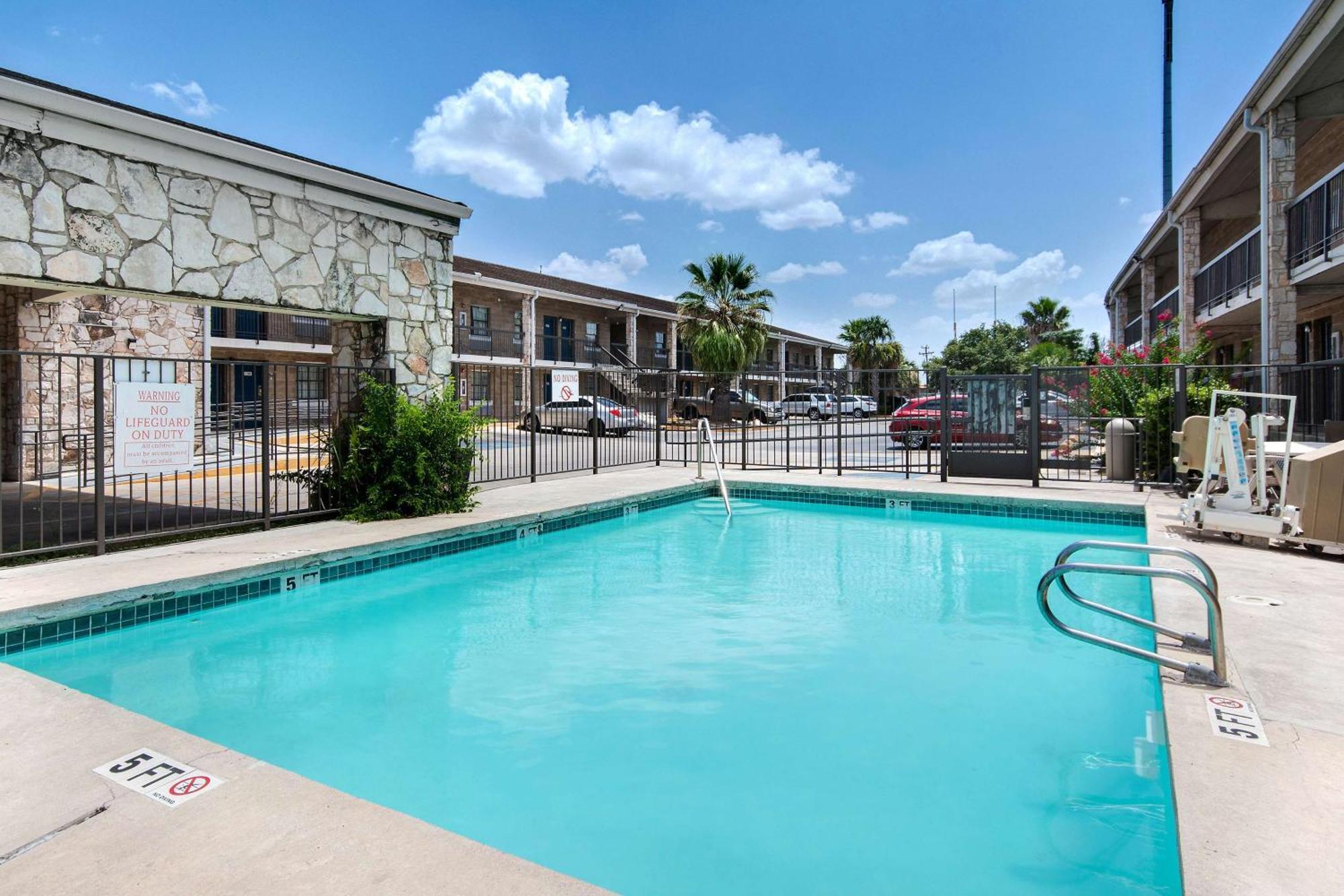 Hotel 6 Tx Northwest Medical Center 2*