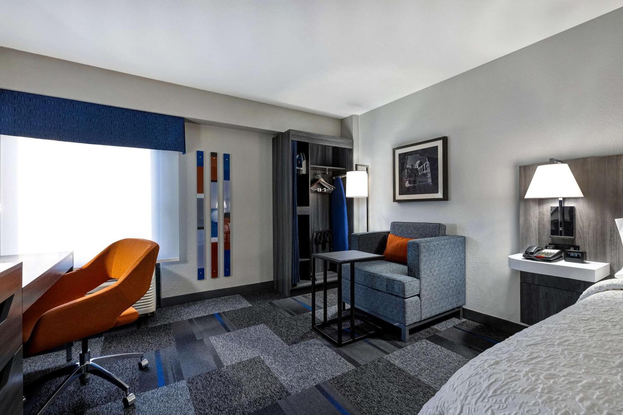 Hampton Downtown 3*
