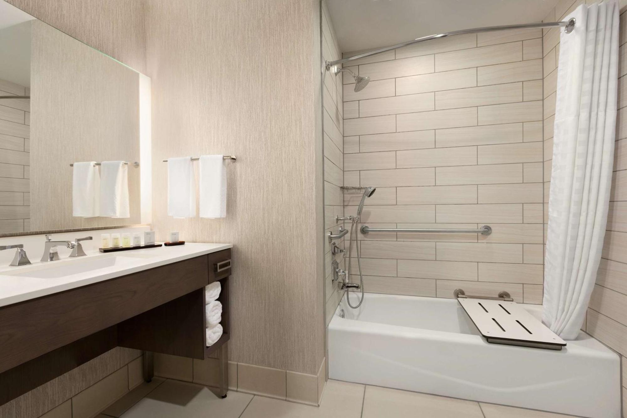 Hotel Embassy Brooks Base &