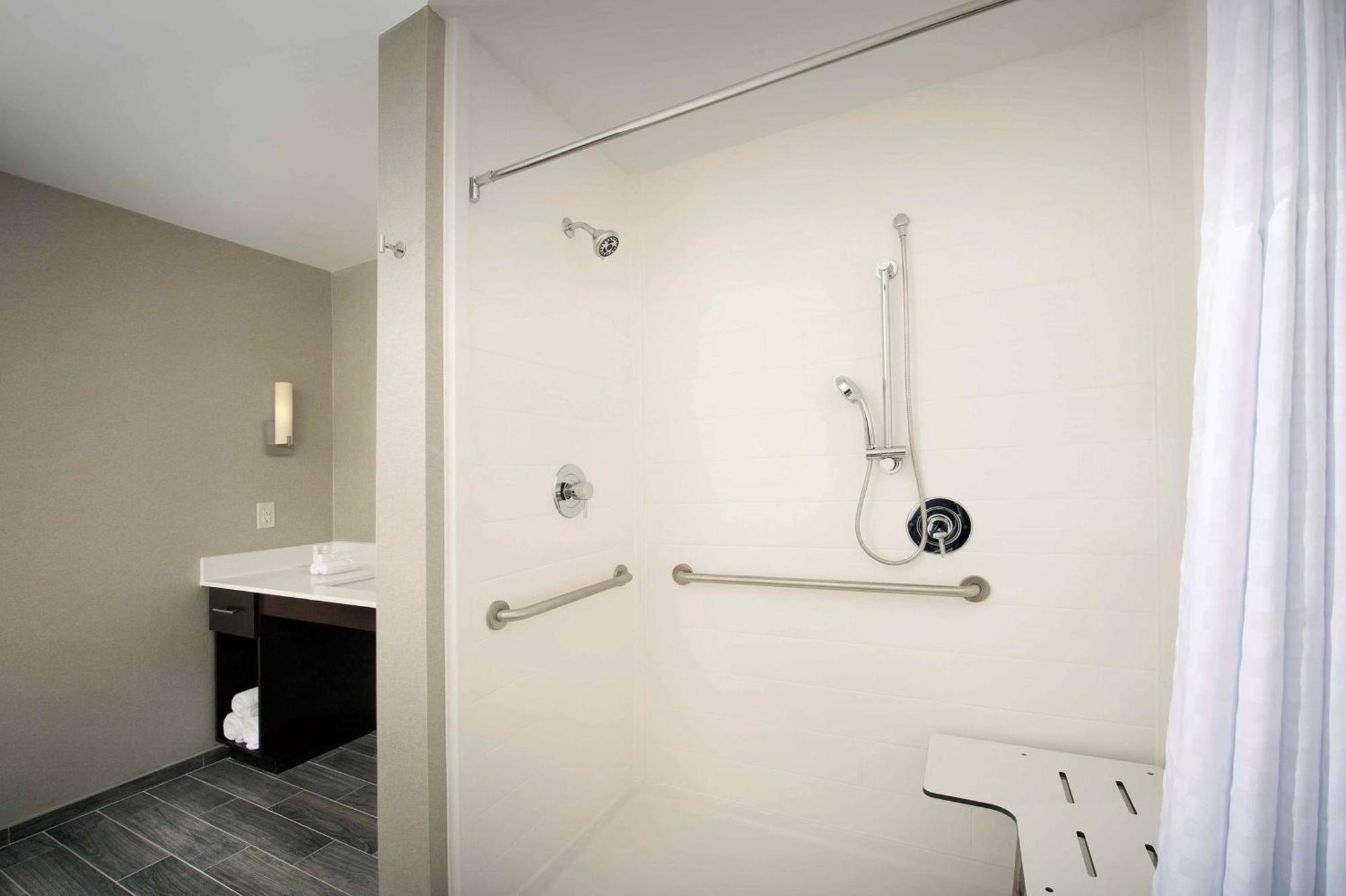 Hotel Homewood Airport 3*