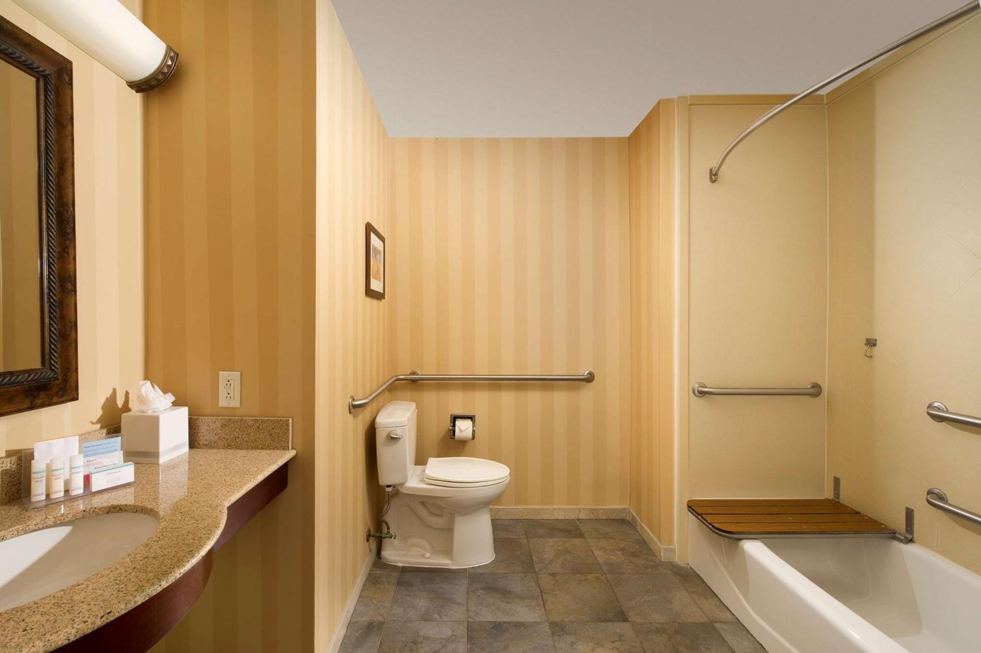 Hampton And Airport Hotel