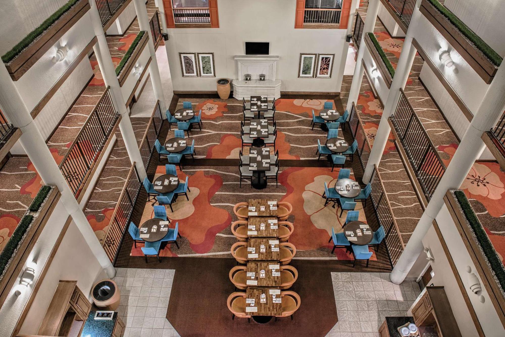 Hilton Garden Airport 3*