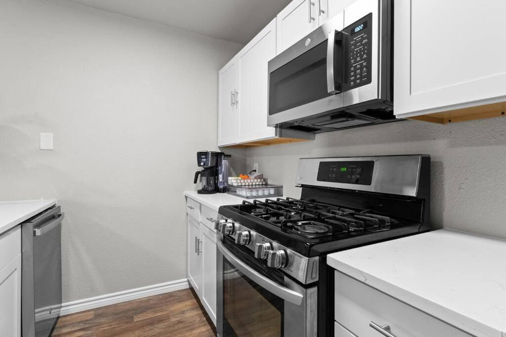 Steps To Lackland Afb & Seaworld Holiday home *
