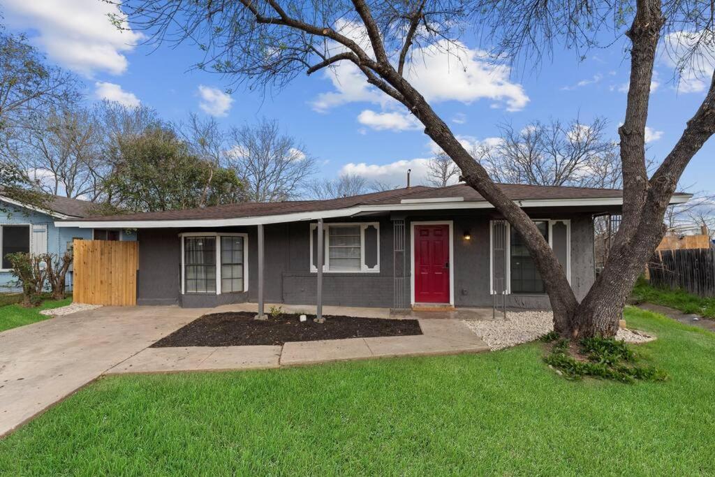 Steps To Lackland Afb & Seaworld Holiday home