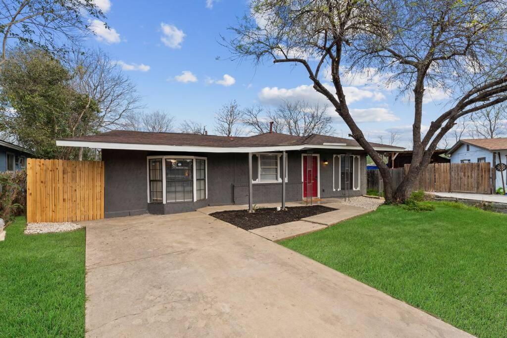Steps To Lackland Afb & Seaworld Holiday home *