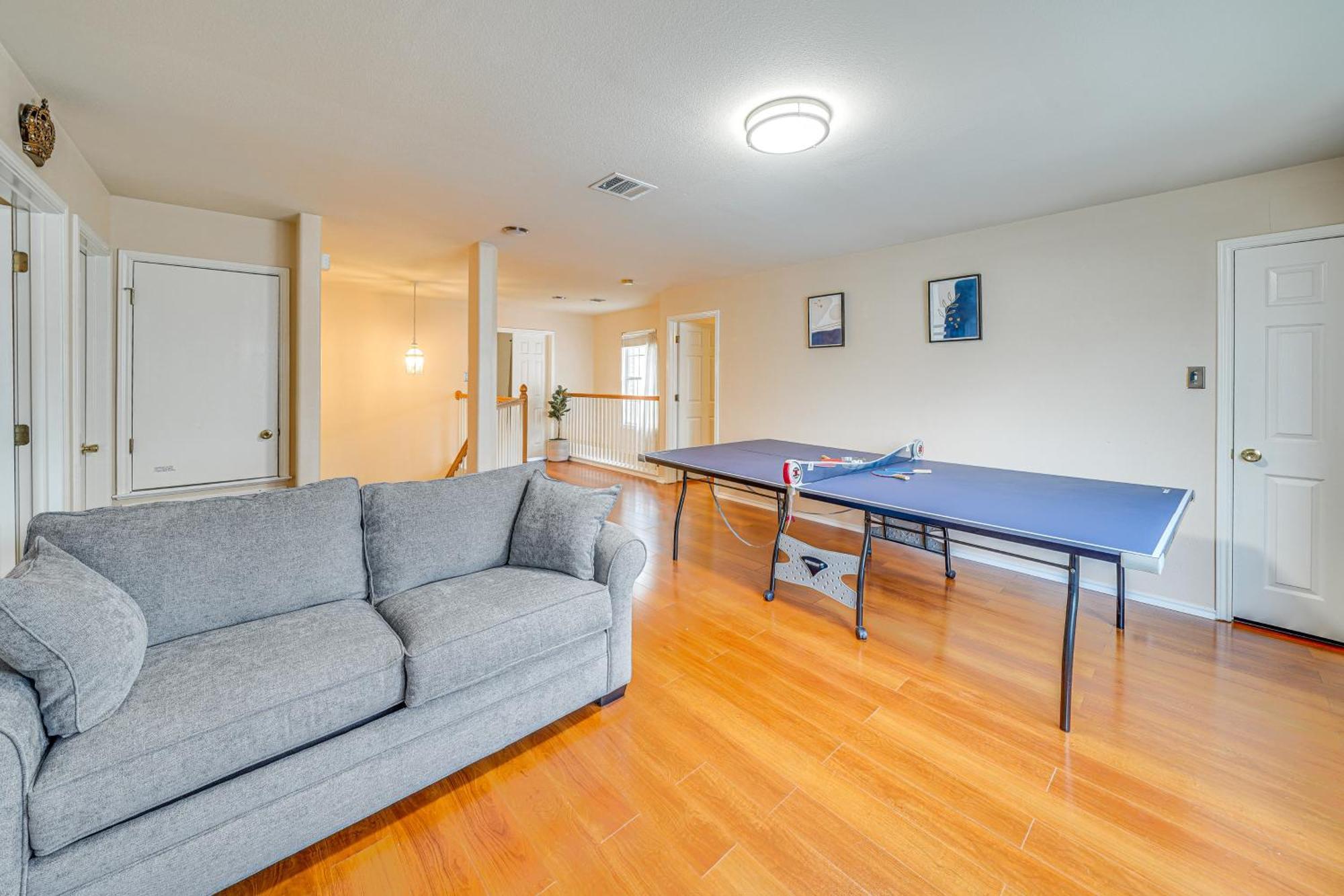 Bright With Game And Pool Access *