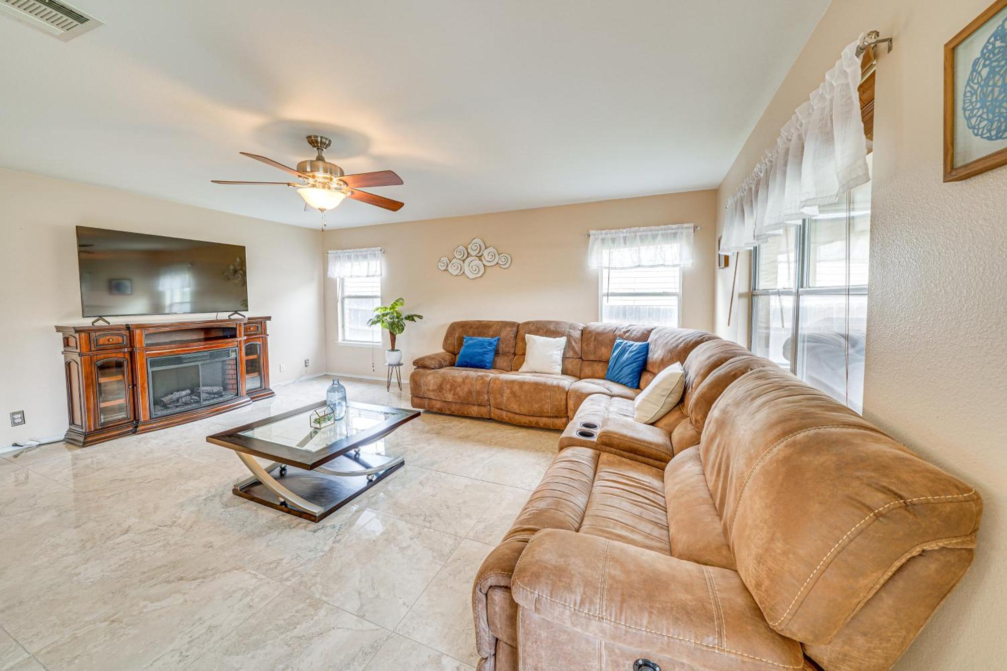 Bright With Game And Pool Access Holiday home