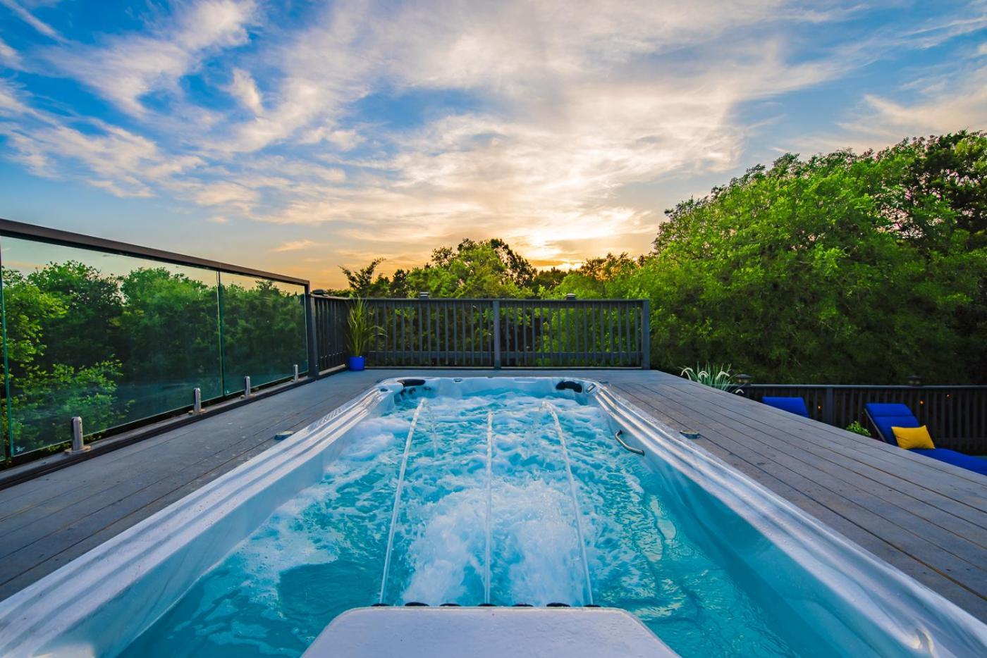 Holiday home Breathtaking Roof Pool Views, Gameroom, Firepit *