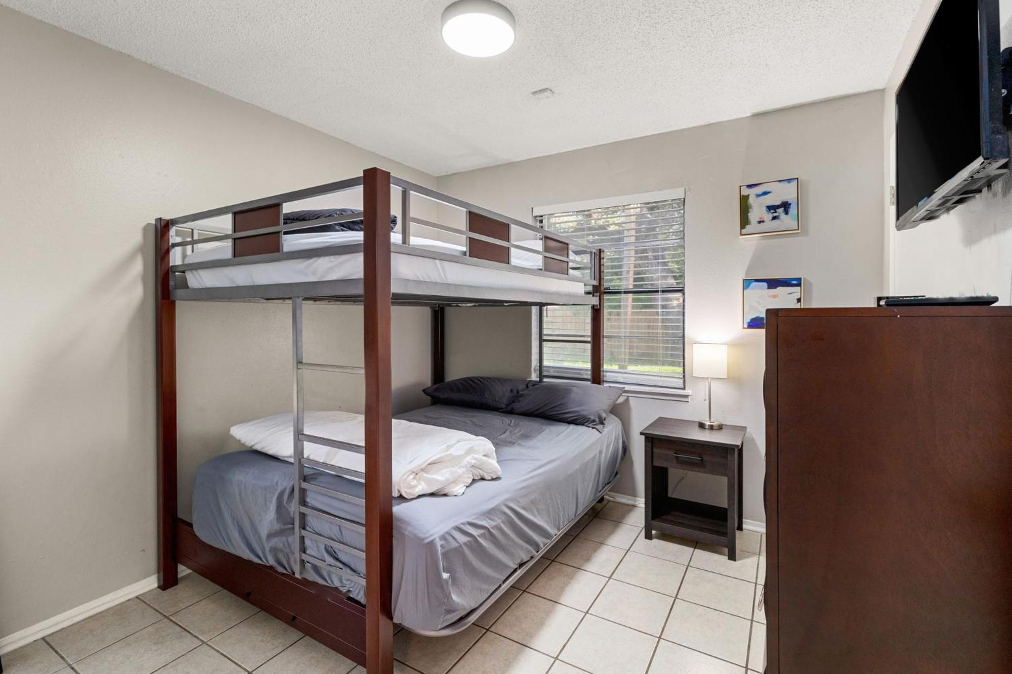 Cozy 3 Bedroom With Hot Tub 2 Min Away From Lackland Holiday home
