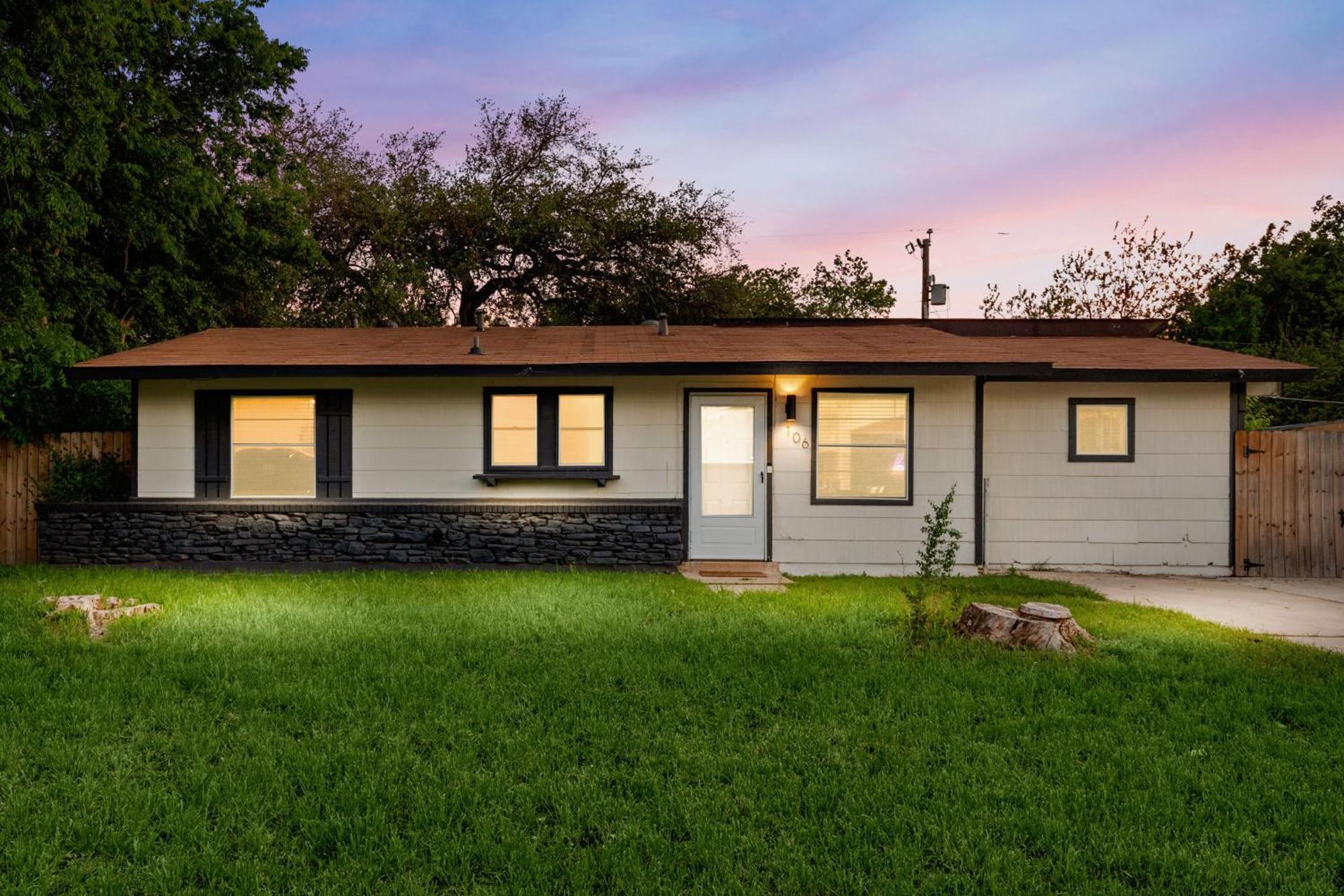 Cozy 3 Bedroom With Hot Tub 2 Min Away From Lackland Holiday home