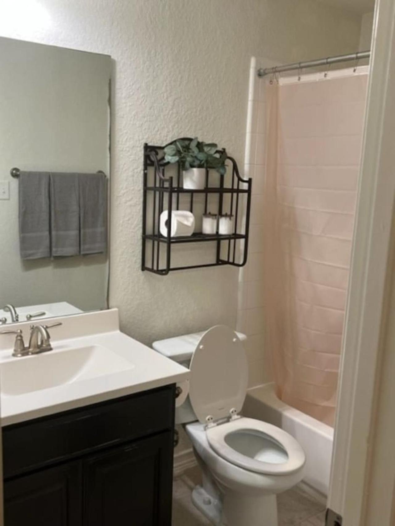 7-br, H. Thea., Near Attrns -st2