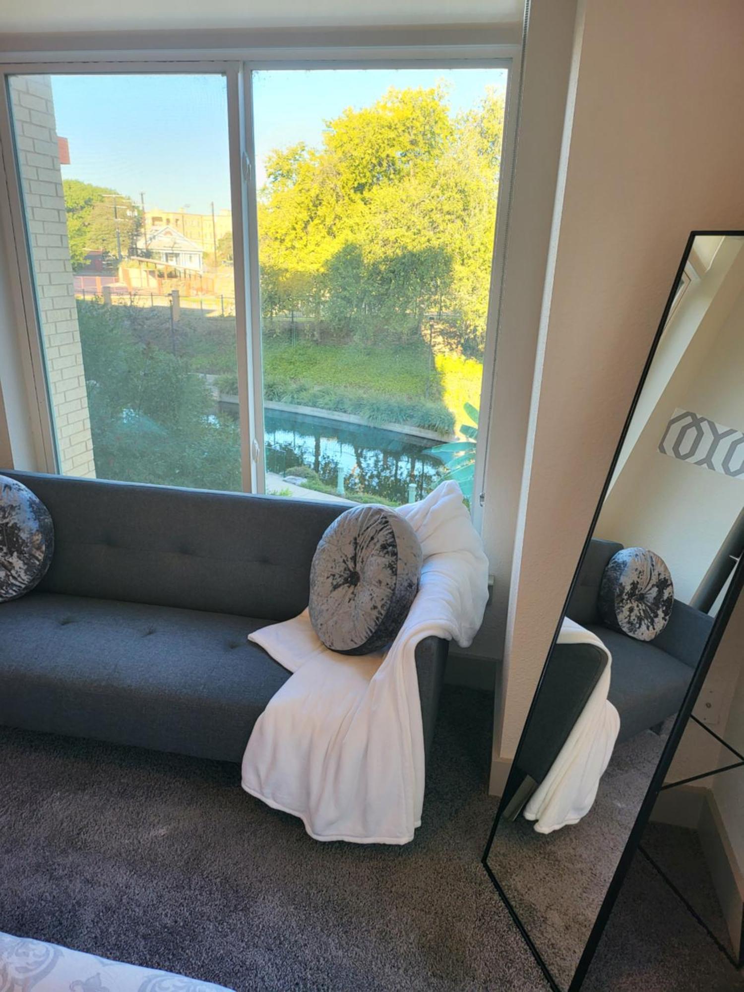 Apartment Luxury Facing Riverwalk Free Parking Pet Friendly Centrally Located San Antonio