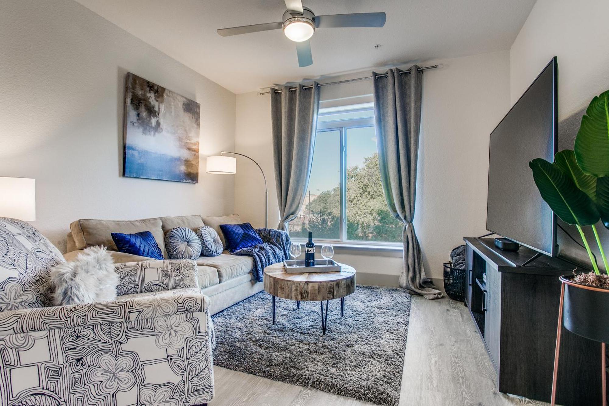 Apartment Luxury Facing Riverwalk Free Parking Pet Friendly Centrally Located