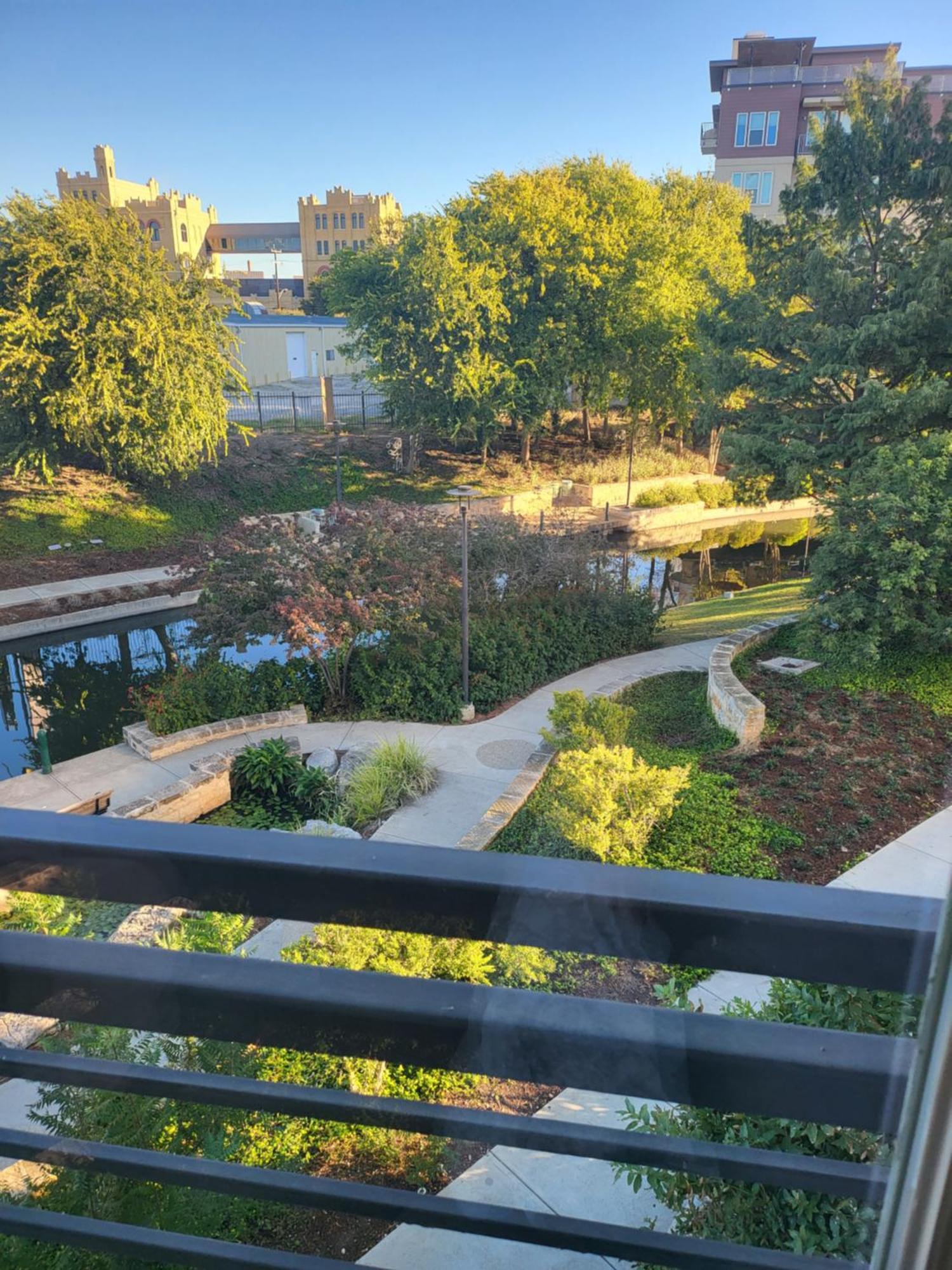 Apartment Luxury Facing Riverwalk Free Parking Pet Friendly Centrally Located