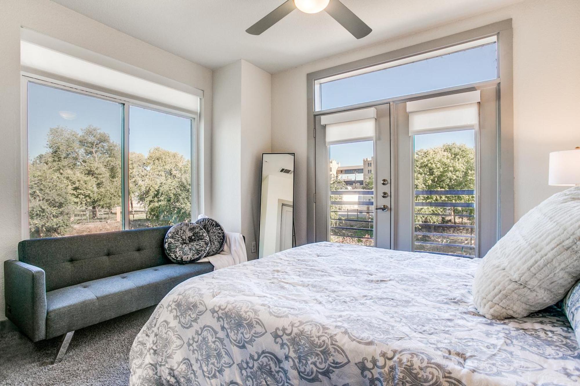 Apartment Luxury Facing Riverwalk Free Parking Pet Friendly Centrally Located *