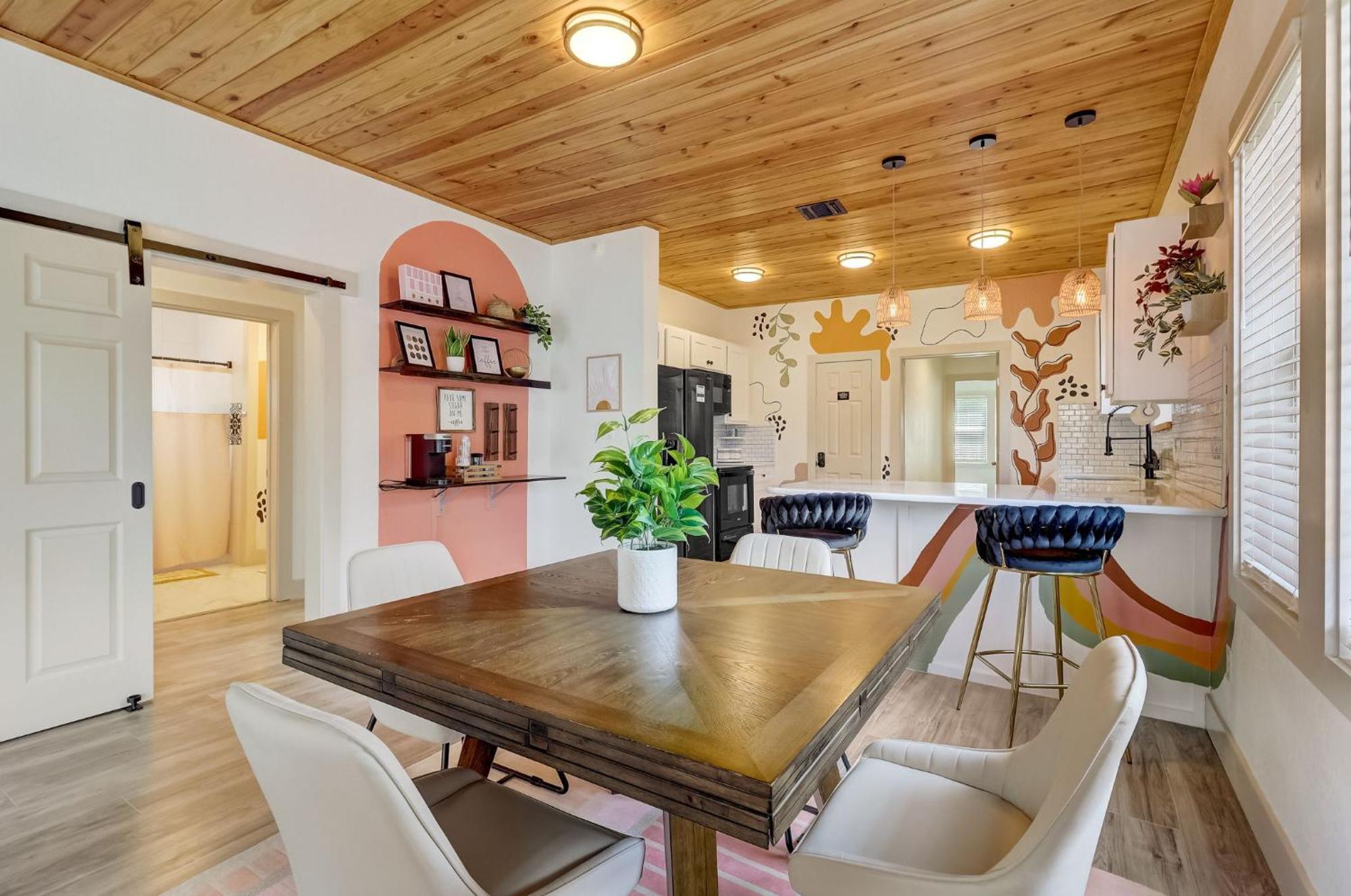 The Retro Retreat - Close To Downtown, Sam San Antonio