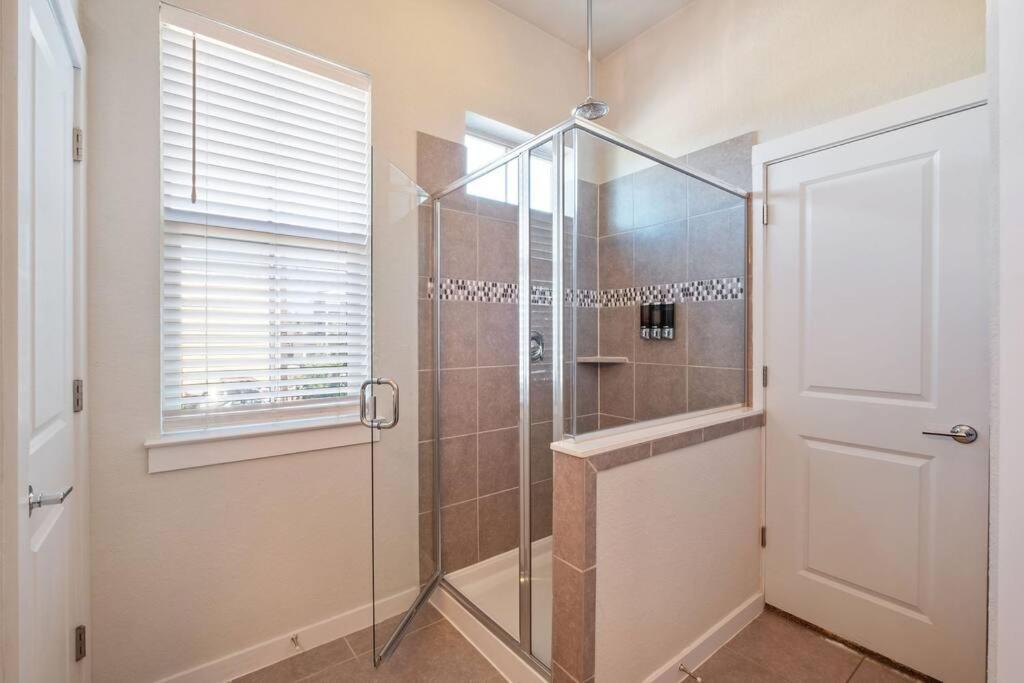 Holiday home New! The Courtland, 2 Car Garage *