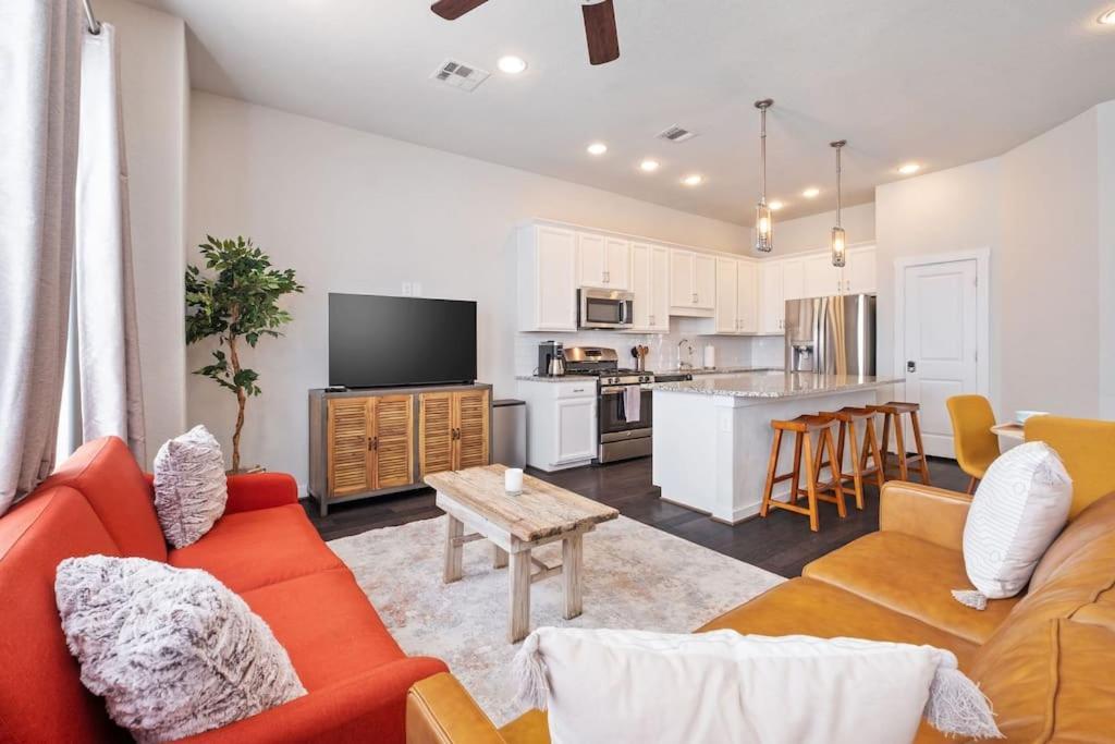 Holiday home New! The Courtland, 2 Car Garage *